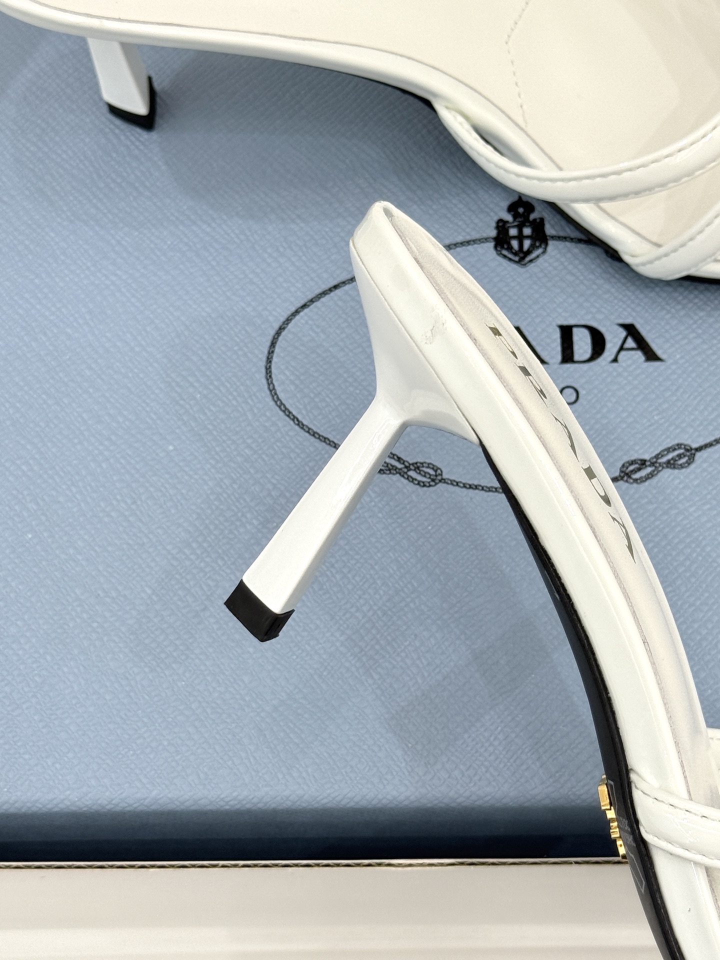 （原版飞机盒+10）Prada/普拉达26WF新品细带蝴蝶结高跟拖鞋漆皮光泽流转指尖细带勾勒足弓优美曲线
