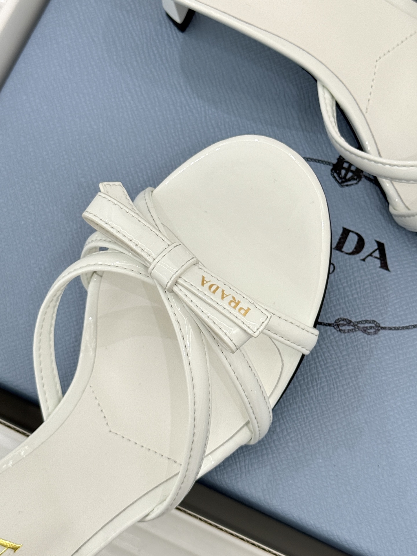 （原版飞机盒+10）Prada/普拉达26WF新品细带蝴蝶结高跟拖鞋漆皮光泽流转指尖细带勾勒足弓优美曲线