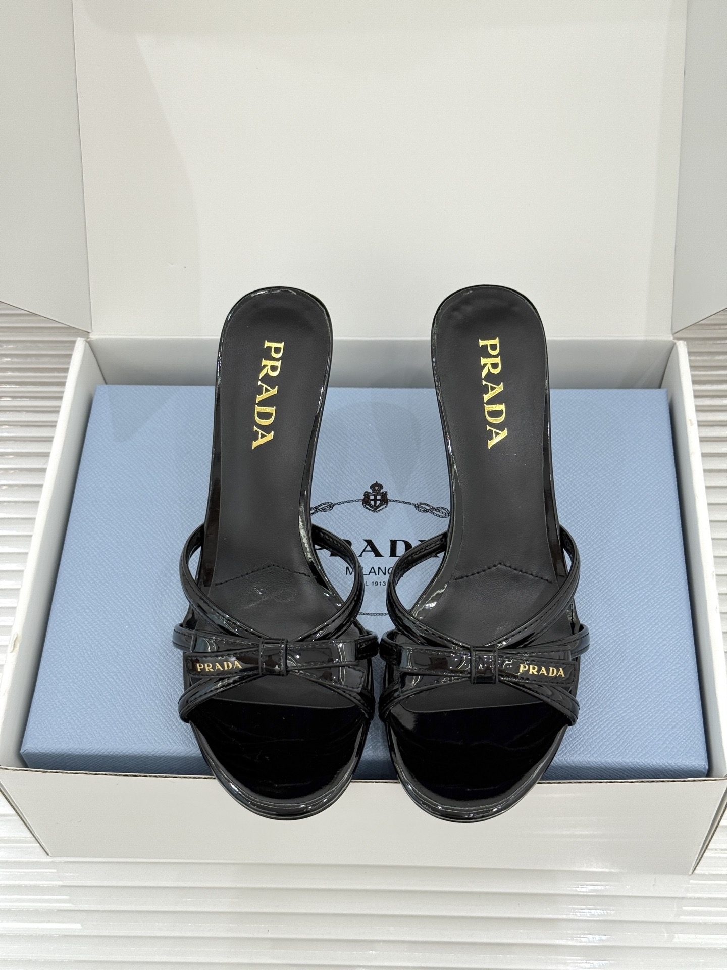 （原版飞机盒+10）Prada/普拉达26WF新品细带蝴蝶结高跟拖鞋漆皮光泽流转指尖细带勾勒足弓优美曲线