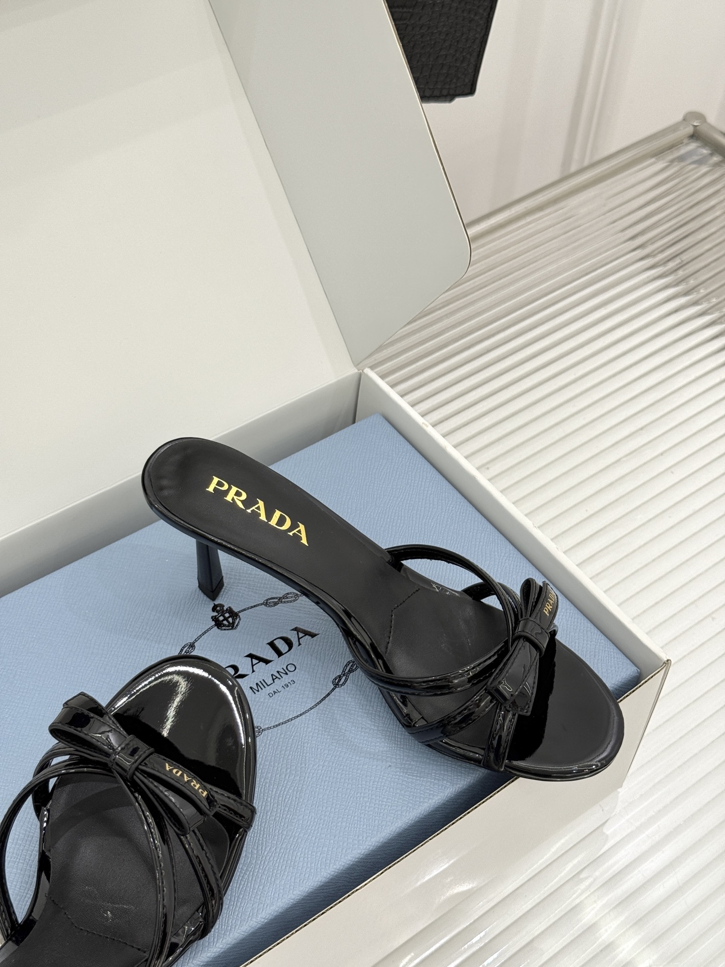 （原版飞机盒+10）Prada/普拉达26WF新品细带蝴蝶结高跟拖鞋漆皮光泽流转指尖细带勾勒足弓优美曲线