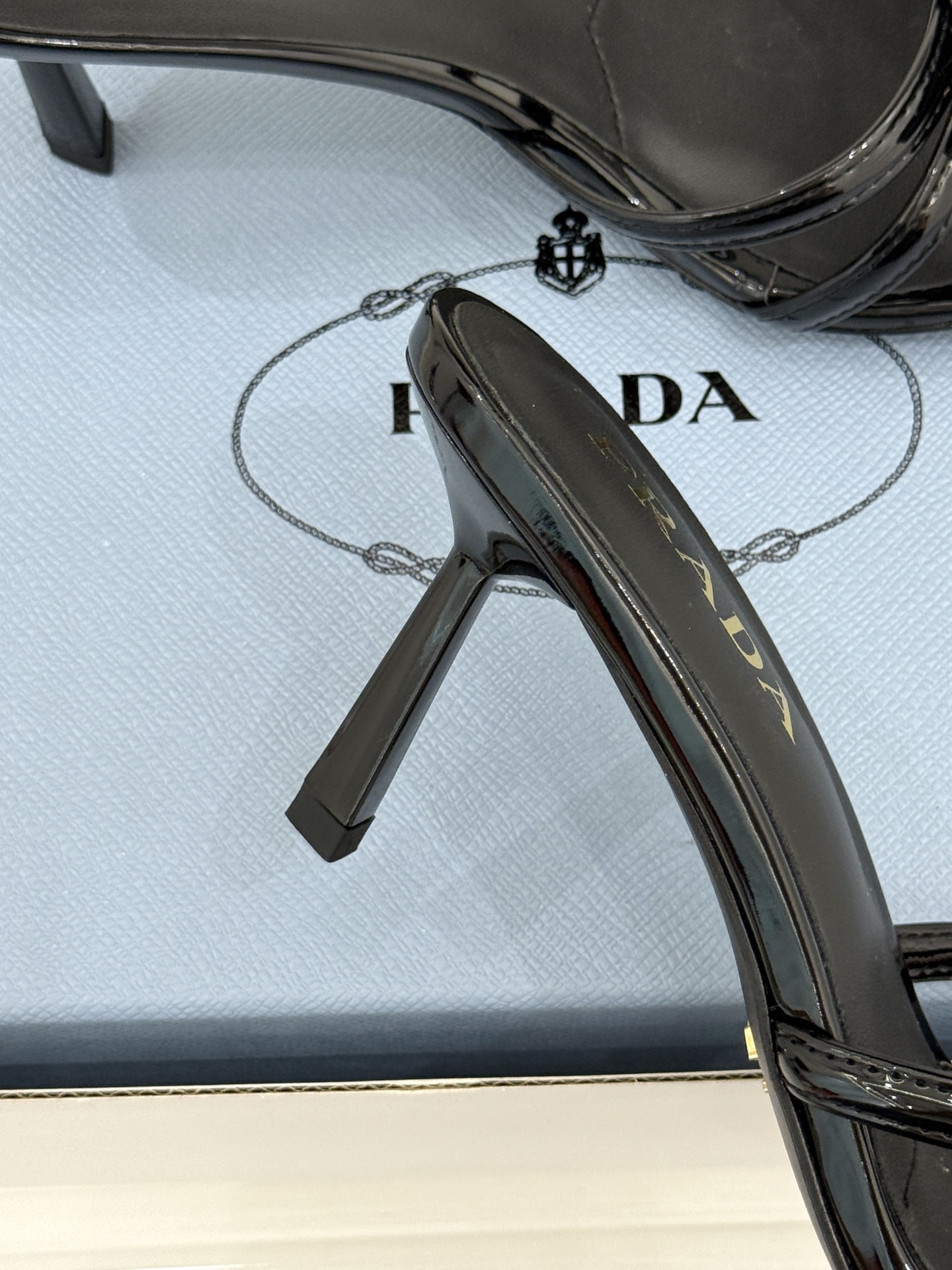 （原版飞机盒+10）Prada/普拉达26WF新品细带蝴蝶结高跟拖鞋漆皮光泽流转指尖细带勾勒足弓优美曲线