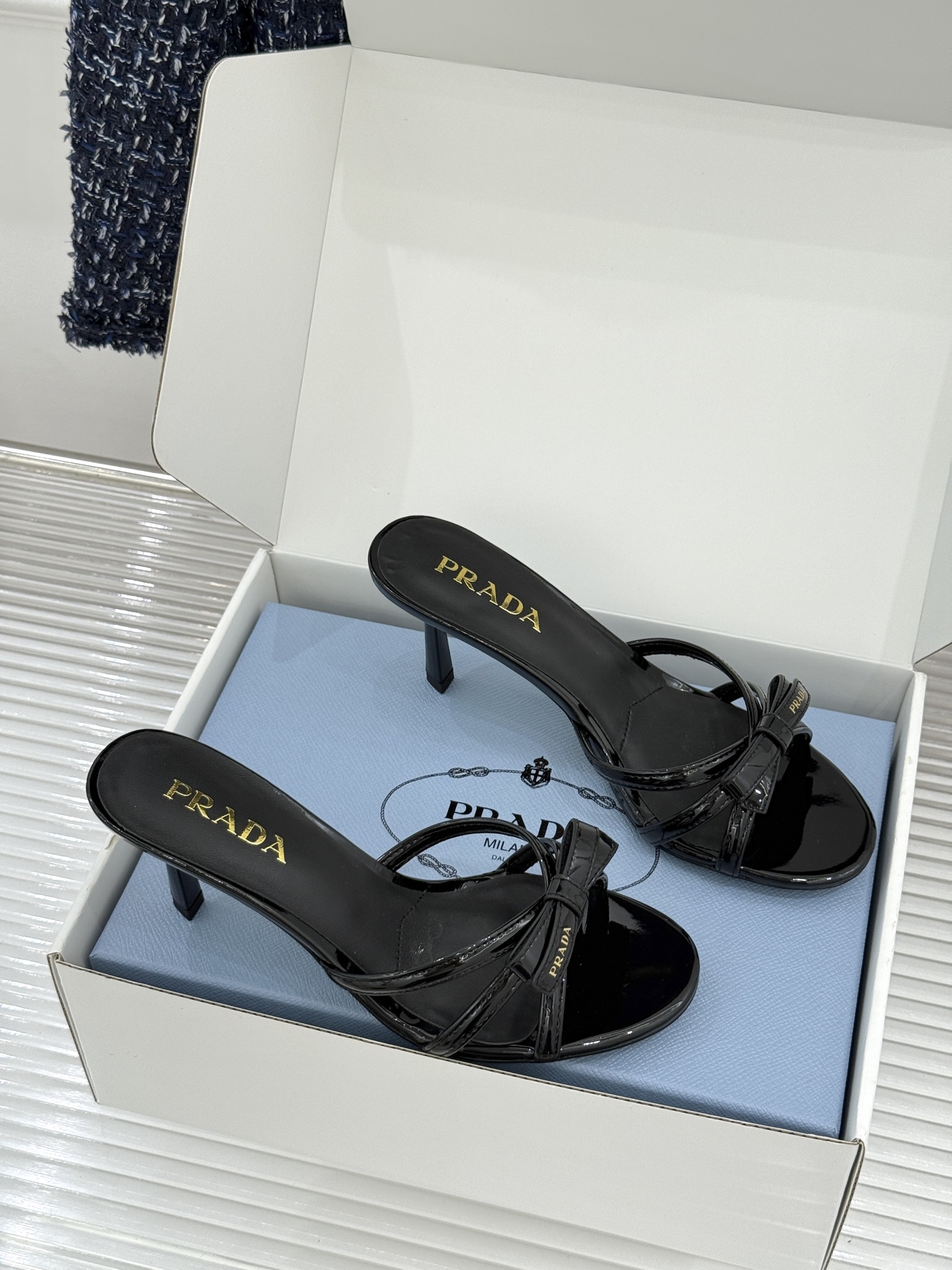 （原版飞机盒+10）Prada/普拉达26WF新品细带蝴蝶结高跟拖鞋漆皮光泽流转指尖细带勾勒足弓优美曲线