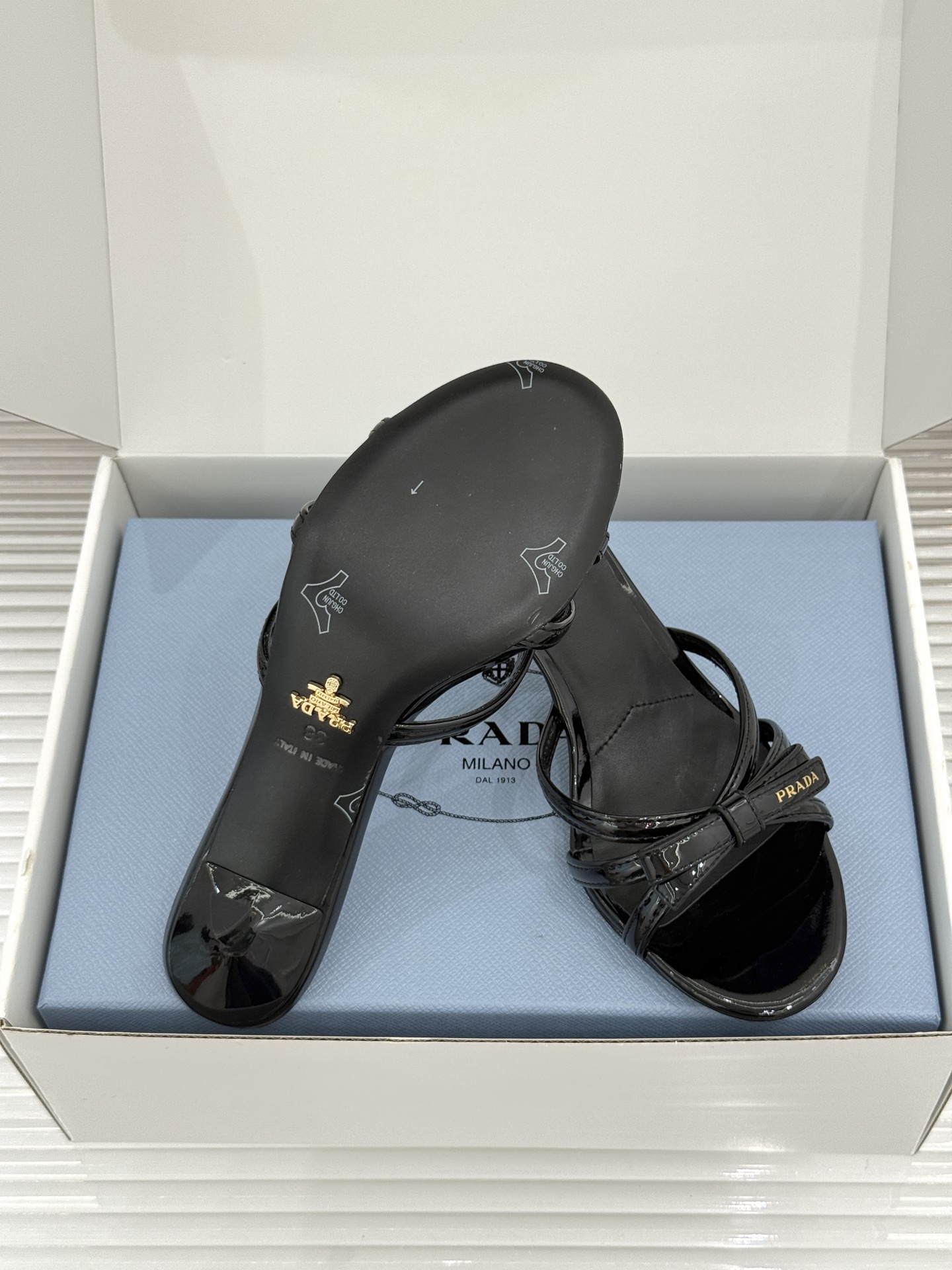 （原版飞机盒+10）Prada/普拉达26WF新品细带蝴蝶结高跟拖鞋漆皮光泽流转指尖细带勾勒足弓优美曲线