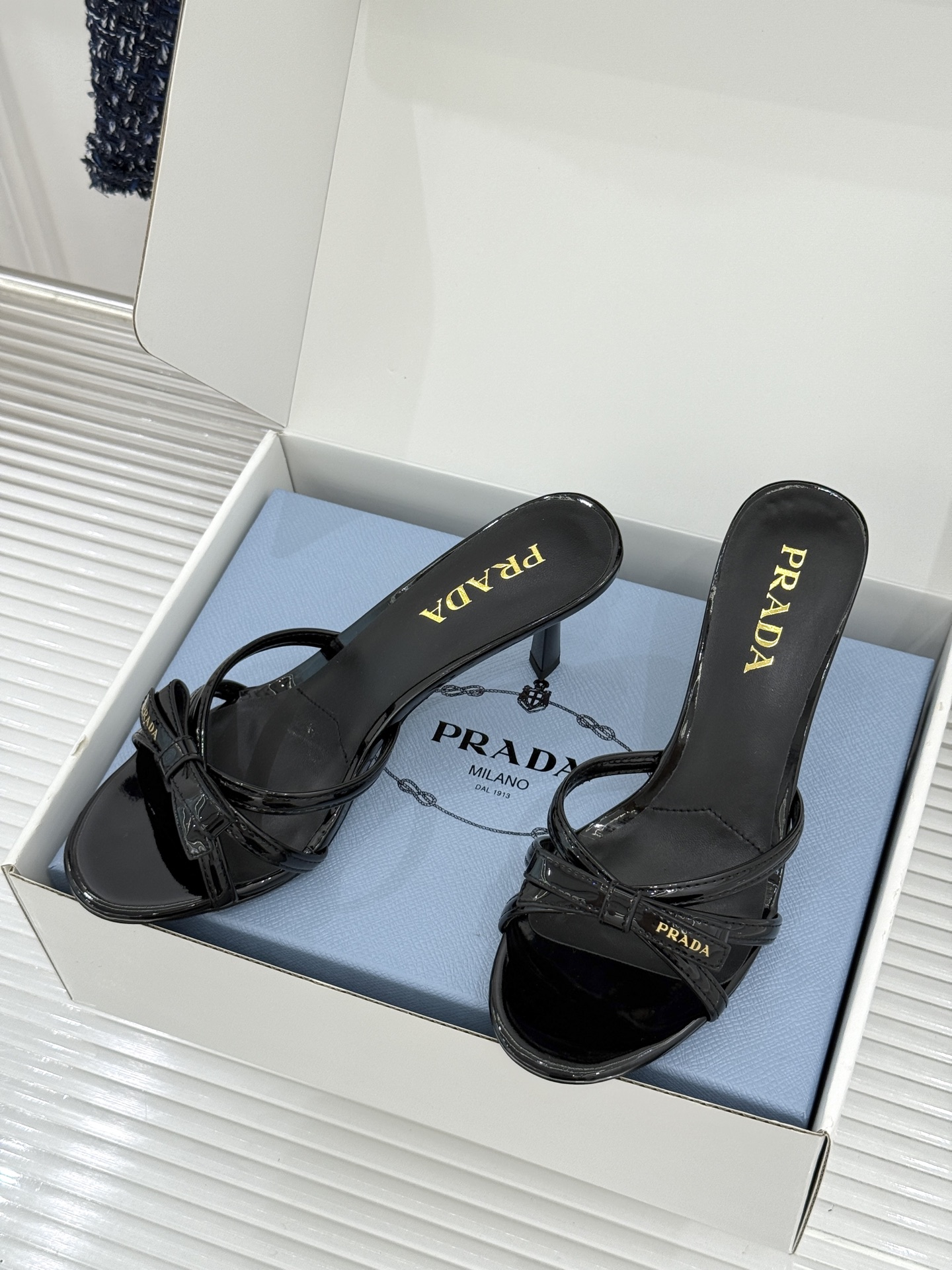 （原版飞机盒+10）Prada/普拉达26WF新品细带蝴蝶结高跟拖鞋漆皮光泽流转指尖细带勾勒足弓优美曲线