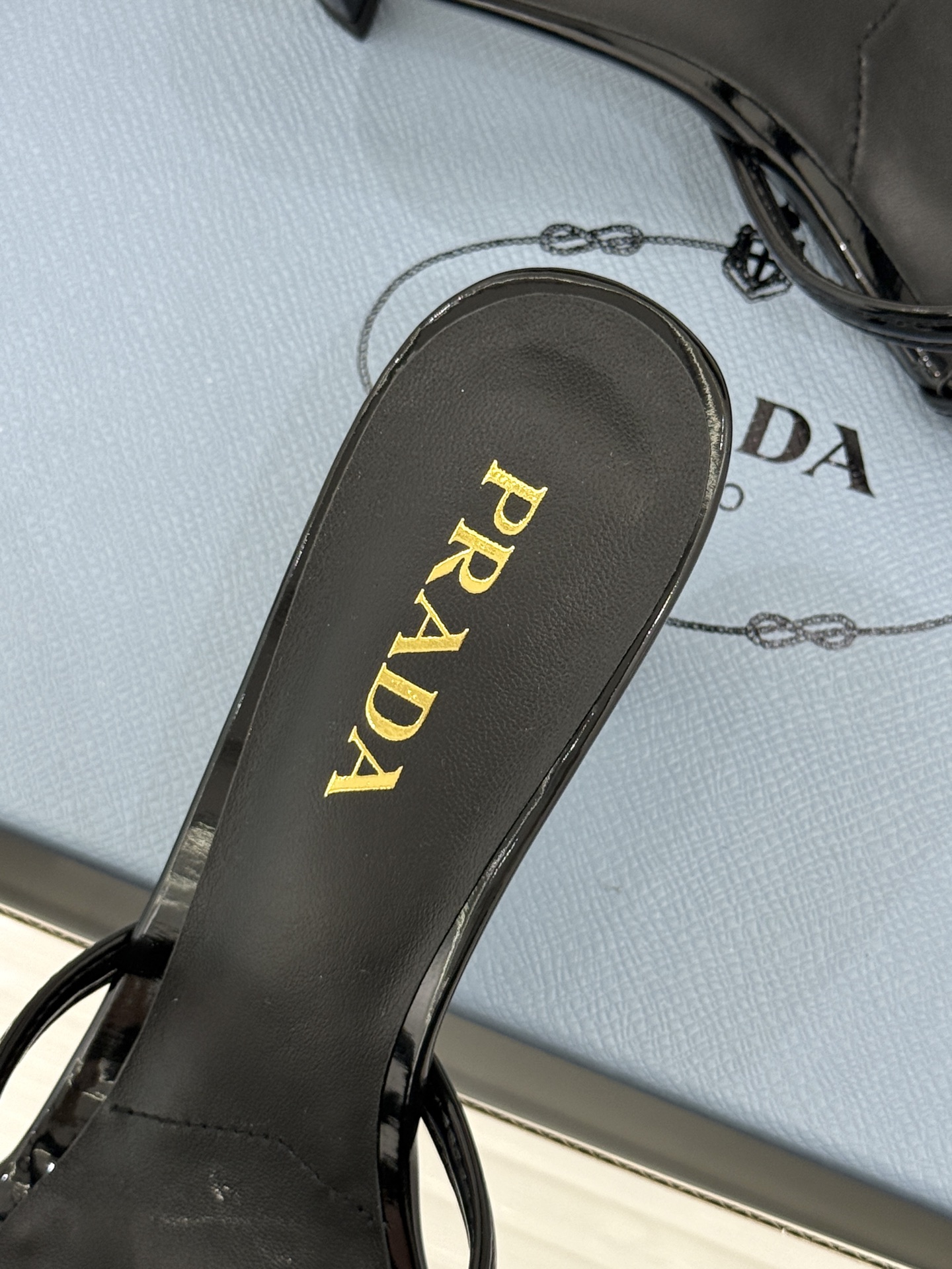 （原版飞机盒+10）Prada/普拉达26WF新品细带蝴蝶结高跟拖鞋漆皮光泽流转指尖细带勾勒足弓优美曲线