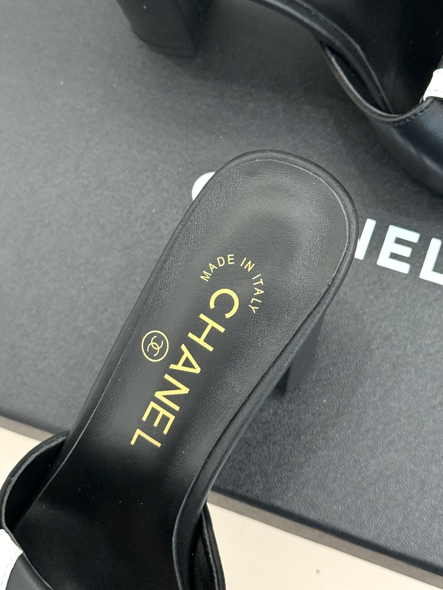 CHANE*｜小香双C翻盖方头粗跟拖鞋不费力的法式松弛感双C金扣自带贵气翻盖方头慵懒随性粗跟踩出舒适步调