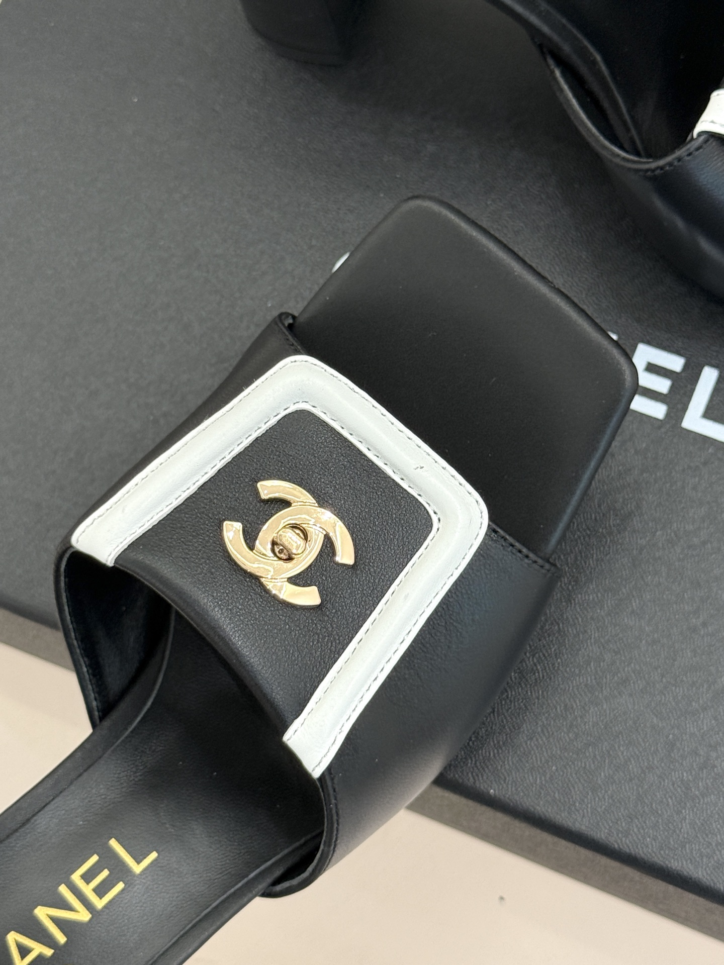 CHANE*｜小香双C翻盖方头粗跟拖鞋不费力的法式松弛感双C金扣自带贵气翻盖方头慵懒随性粗跟踩出舒适步调