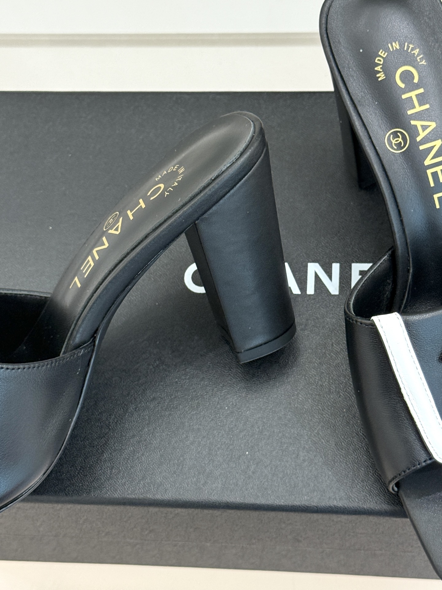 CHANE*｜小香双C翻盖方头粗跟拖鞋不费力的法式松弛感双C金扣自带贵气翻盖方头慵懒随性粗跟踩出舒适步调