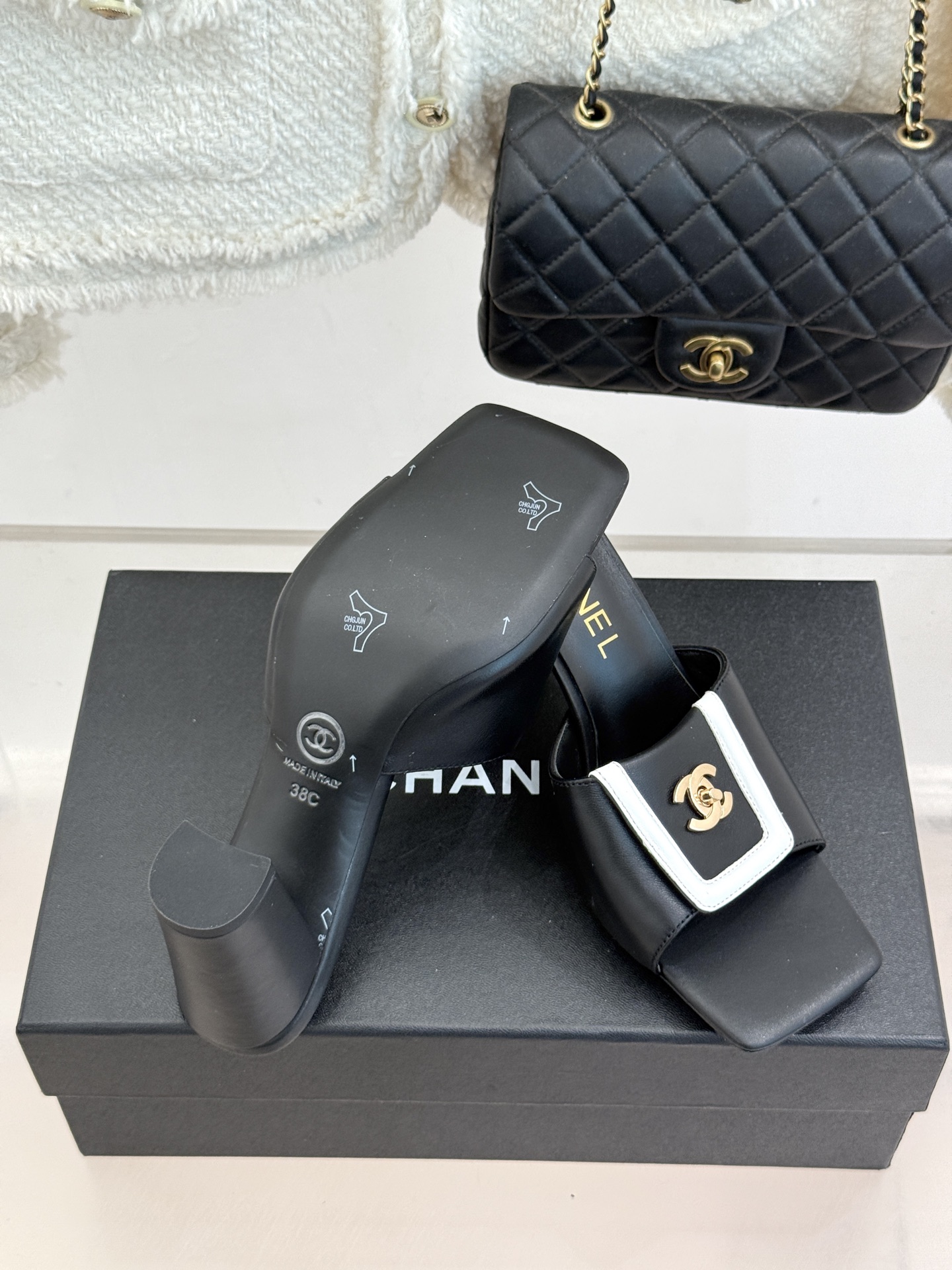 CHANE*｜小香双C翻盖方头粗跟拖鞋不费力的法式松弛感双C金扣自带贵气翻盖方头慵懒随性粗跟踩出舒适步调