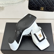 CHANE*|小香双C翻盖方头粗跟拖鞋不费力的法式松弛感双C金扣自带贵气翻盖方头慵懒随性粗跟踩出舒适步调 CHANE*|小香双C翻盖方头粗跟拖鞋不费力的法式松弛感双C金扣自带贵气翻盖方头慵懒随性粗跟踩出舒适步调