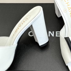CHANE*|小香双C翻盖方头粗跟拖鞋不费力的法式松弛感双C金扣自带贵气翻盖方头慵懒随性粗跟踩出舒适步调 CHANE*|小香双C翻盖方头粗跟拖鞋不费力的法式松弛感双C金扣自带贵气翻盖方头慵懒随性粗跟踩出舒适步调