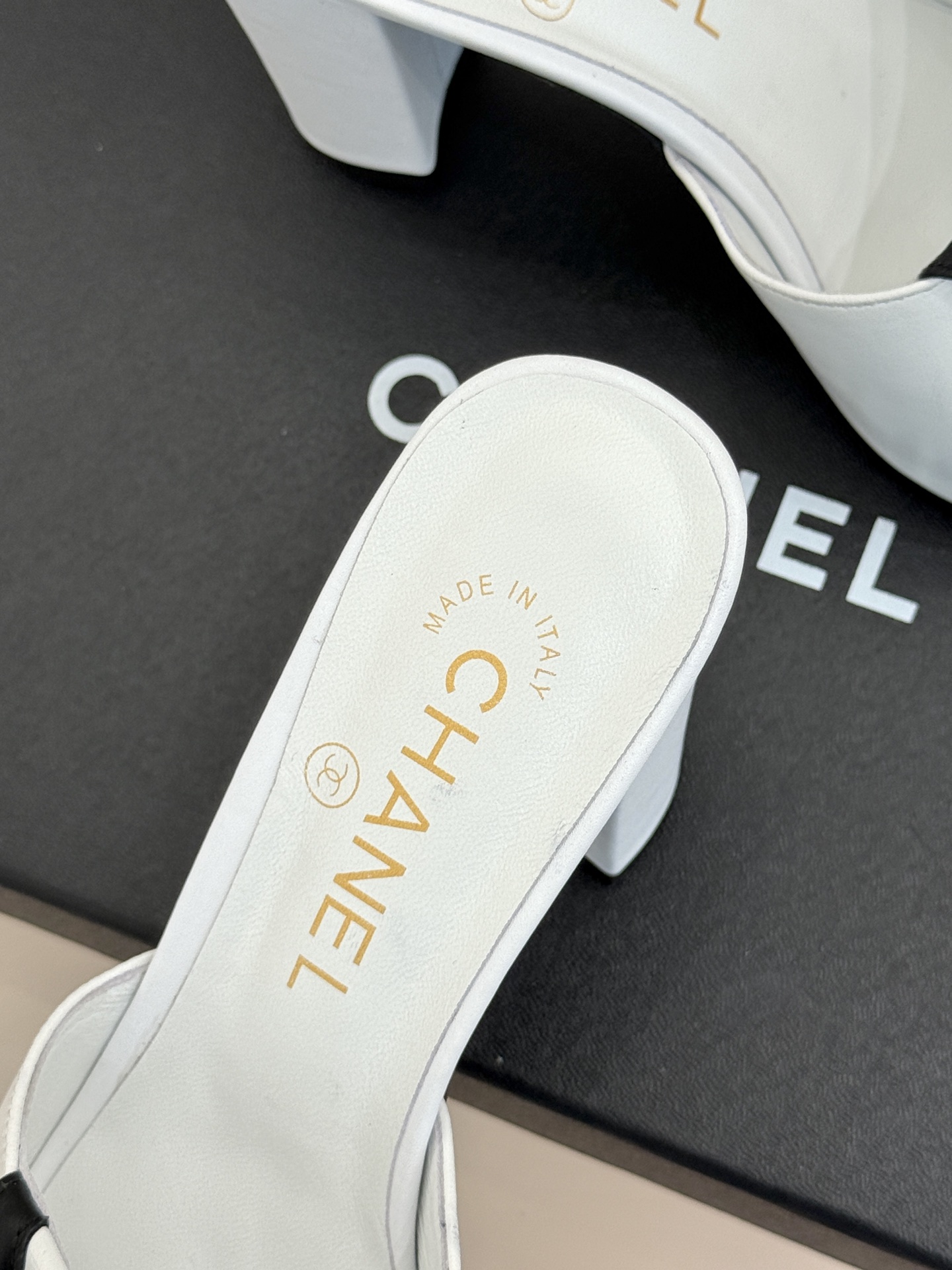 CHANE*|小香双C翻盖方头粗跟拖鞋不费力的法式松弛感双C金扣自带贵气翻盖方头慵懒随性粗跟踩出舒适步调 CHANE*|小香双C翻盖方头粗跟拖鞋不费力的法式松弛感双C金扣自带贵气翻盖方头慵懒随性粗跟踩出舒适步调