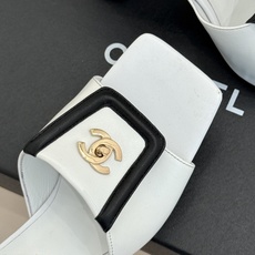 CHANE*|小香双C翻盖方头粗跟拖鞋不费力的法式松弛感双C金扣自带贵气翻盖方头慵懒随性粗跟踩出舒适步调 CHANE*|小香双C翻盖方头粗跟拖鞋不费力的法式松弛感双C金扣自带贵气翻盖方头慵懒随性粗跟踩出舒适步调
