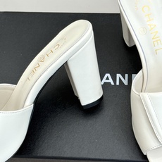 CHANE*|小香双C翻盖方头粗跟拖鞋不费力的法式松弛感双C金扣自带贵气翻盖方头慵懒随性粗跟踩出舒适步调 CHANE*|小香双C翻盖方头粗跟拖鞋不费力的法式松弛感双C金扣自带贵气翻盖方头慵懒随性粗跟踩出舒适步调