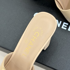 CHANE*|小香双C翻盖方头粗跟拖鞋不费力的法式松弛感双C金扣自带贵气翻盖方头慵懒随性粗跟踩出舒适步调 CHANE*|小香双C翻盖方头粗跟拖鞋不费力的法式松弛感双C金扣自带贵气翻盖方头慵懒随性粗跟踩出舒适步调