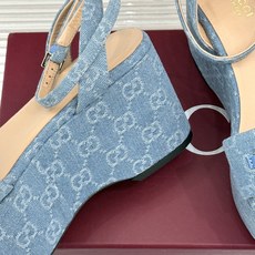Gucci/古驰经典马衔扣老花松糕厚底凉鞋谁懂啊这双真的封神经典老花铺满整个鞋面金色马衔扣熠熠生辉7.5 Gucci/古驰经典马衔扣老花松糕厚底凉鞋谁懂啊这双真的封神经典老花铺满整个鞋面金色马衔扣熠熠生辉7.5