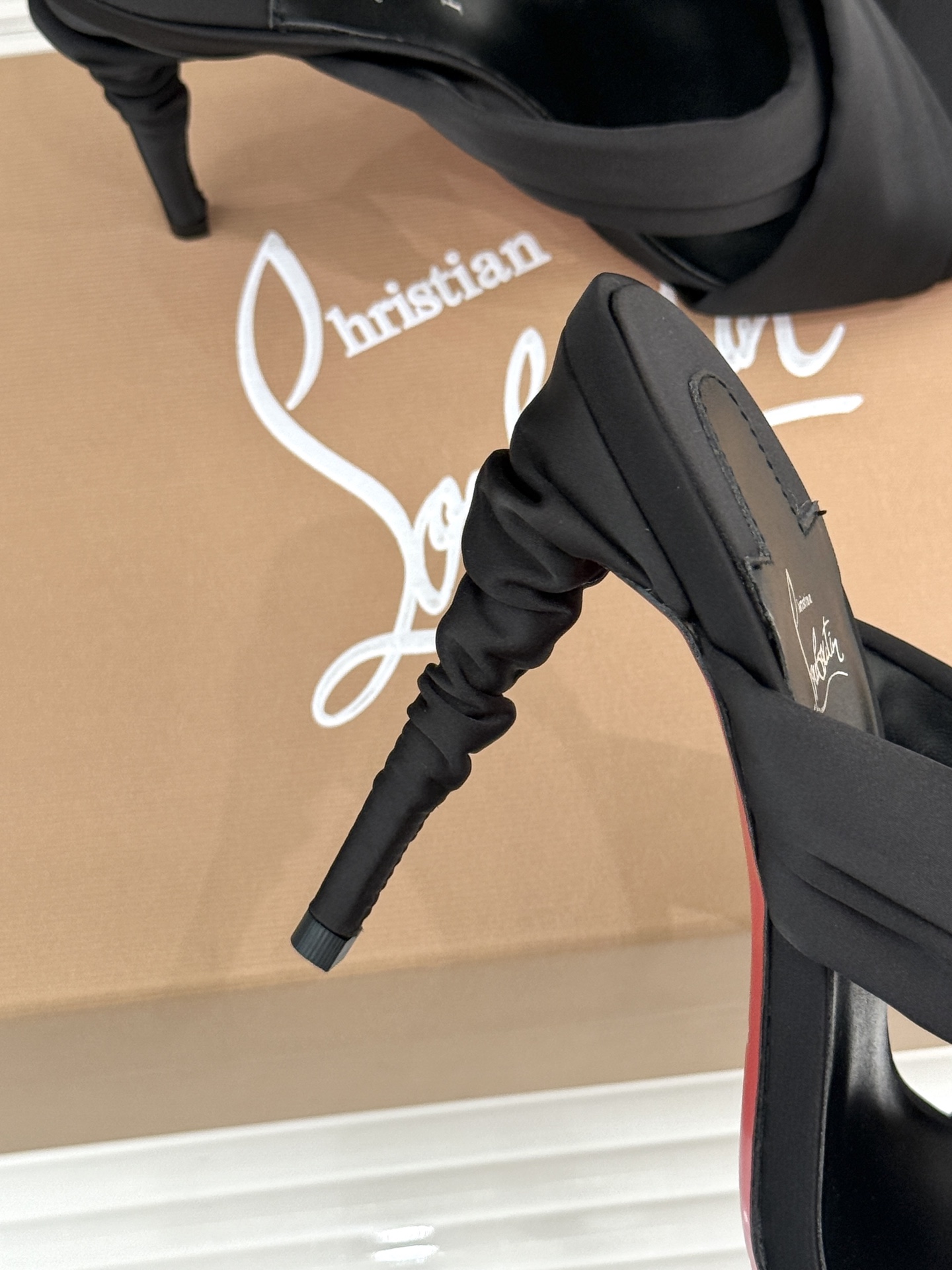 ChristinLouboutin/CL26WF新品彩色真丝交叉带高跟拖鞋彩色真丝泛着珍珠光泽交叉带缠绕