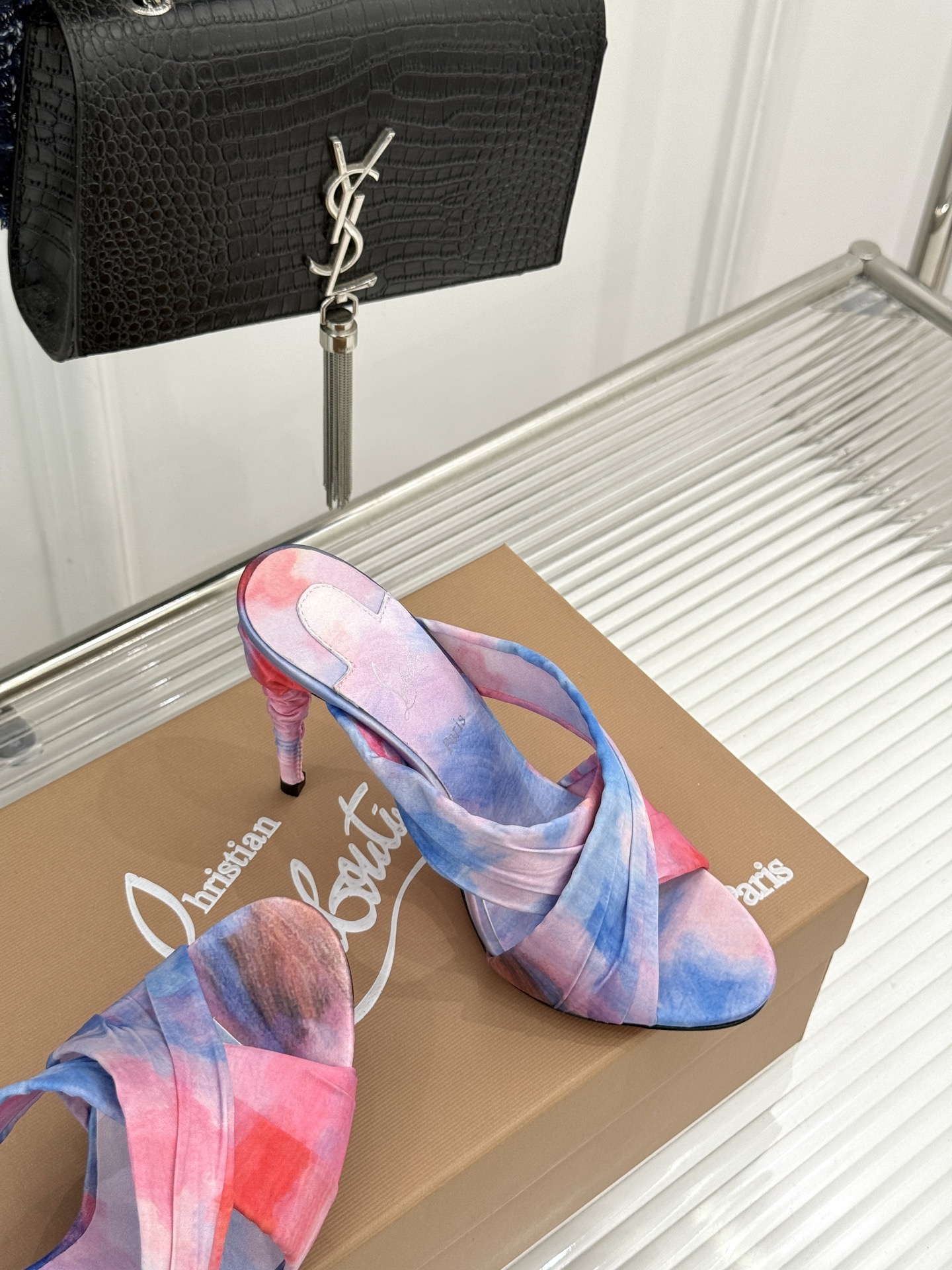 ChristinLouboutin/CL26WF新品彩色真丝交叉带高跟拖鞋彩色真丝泛着珍珠光泽交叉带缠绕 ChristinLouboutin/CL26WF新品彩色真丝交叉带高跟拖鞋彩色真丝泛着珍珠光泽交叉带缠绕