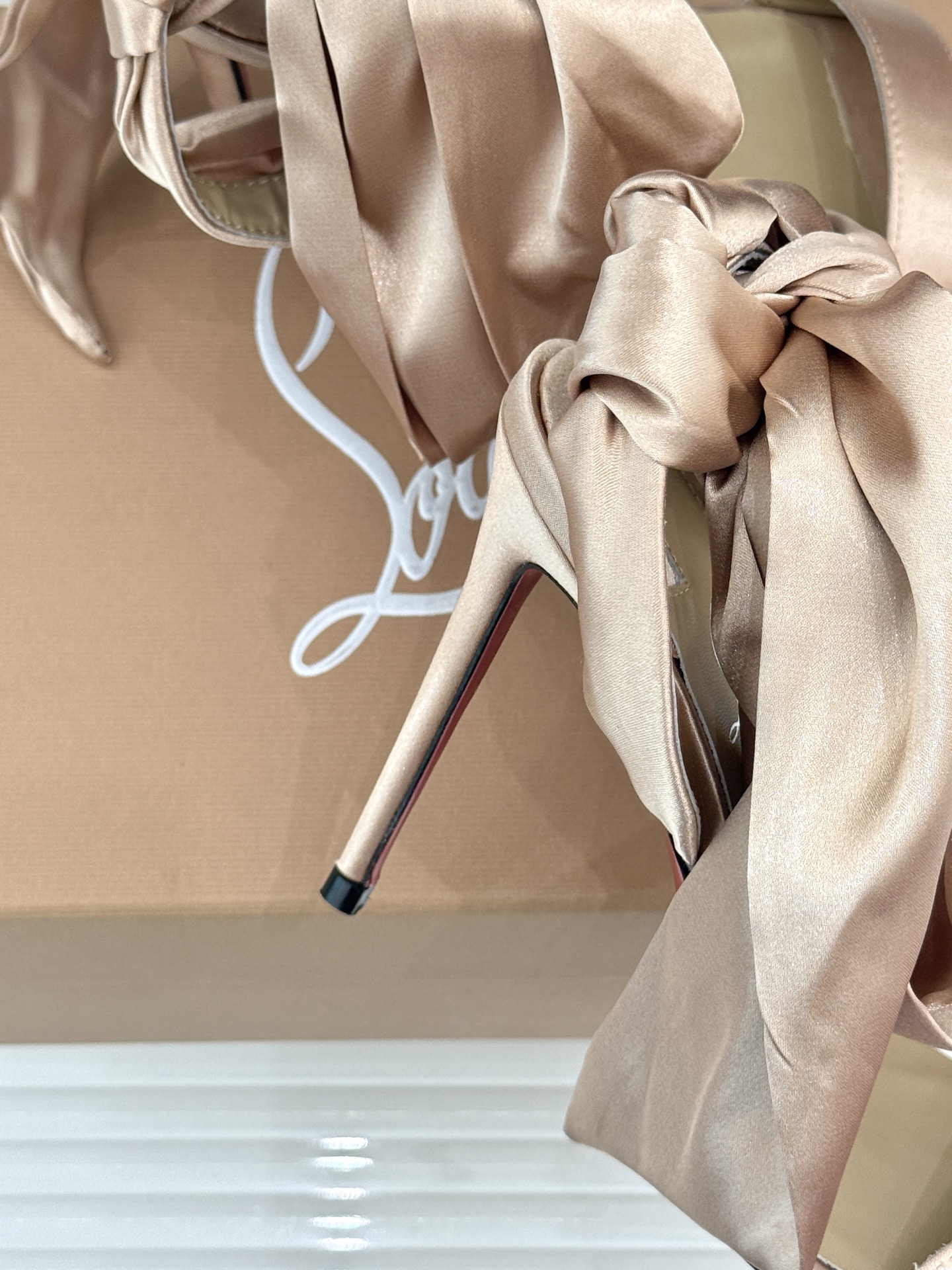 ChristinLouboutin/CL26WF新品彩色真丝蝴蝶结绑带高跟凉鞋把春日繁花揉进真丝里彩色缎 ChristinLouboutin/CL26WF新品彩色真丝蝴蝶结绑带高跟凉鞋把春日繁花揉进真丝里彩色缎