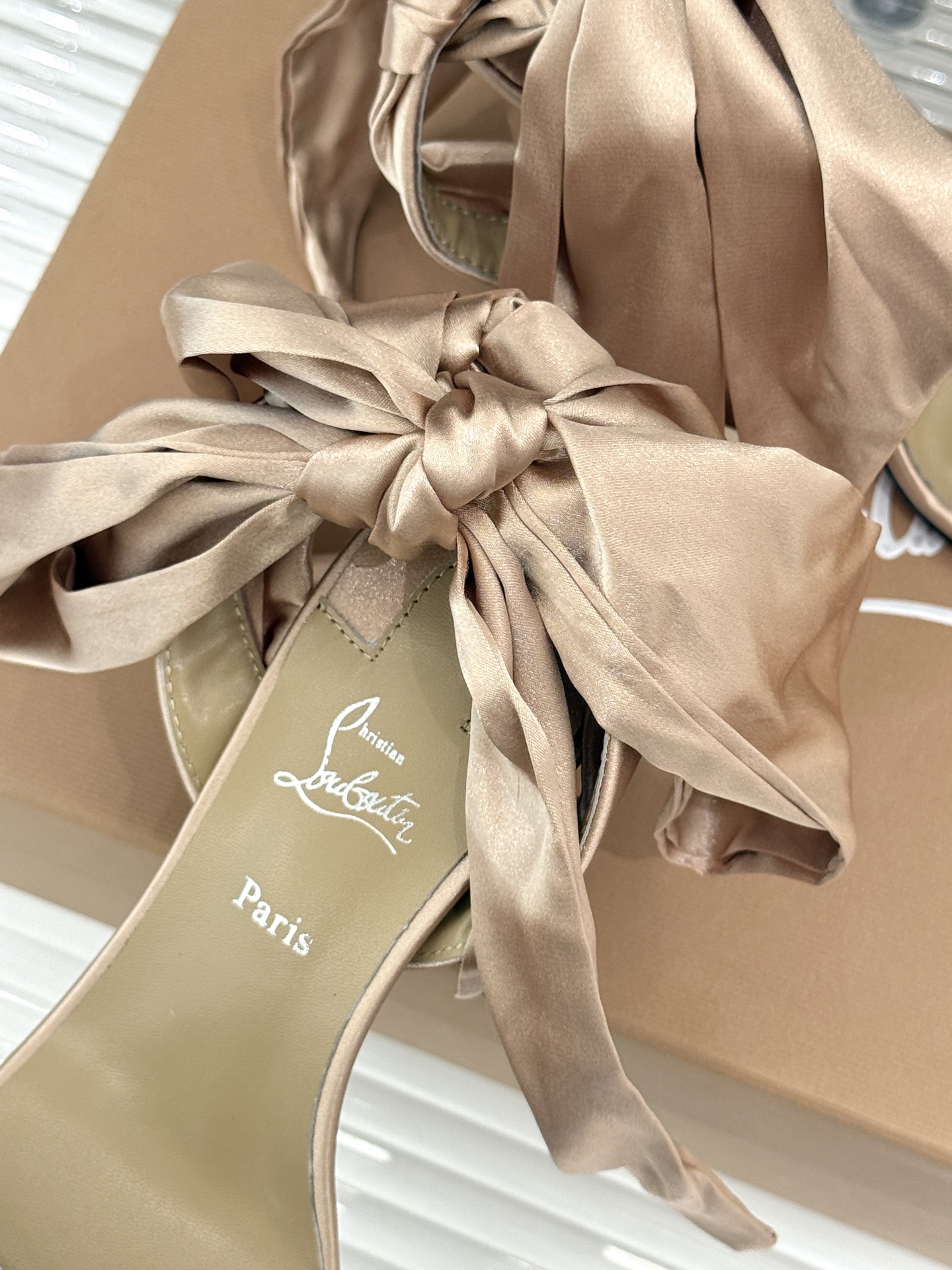 ChristinLouboutin/CL26WF新品彩色真丝蝴蝶结绑带高跟凉鞋把春日繁花揉进真丝里彩色缎 ChristinLouboutin/CL26WF新品彩色真丝蝴蝶结绑带高跟凉鞋把春日繁花揉进真丝里彩色缎