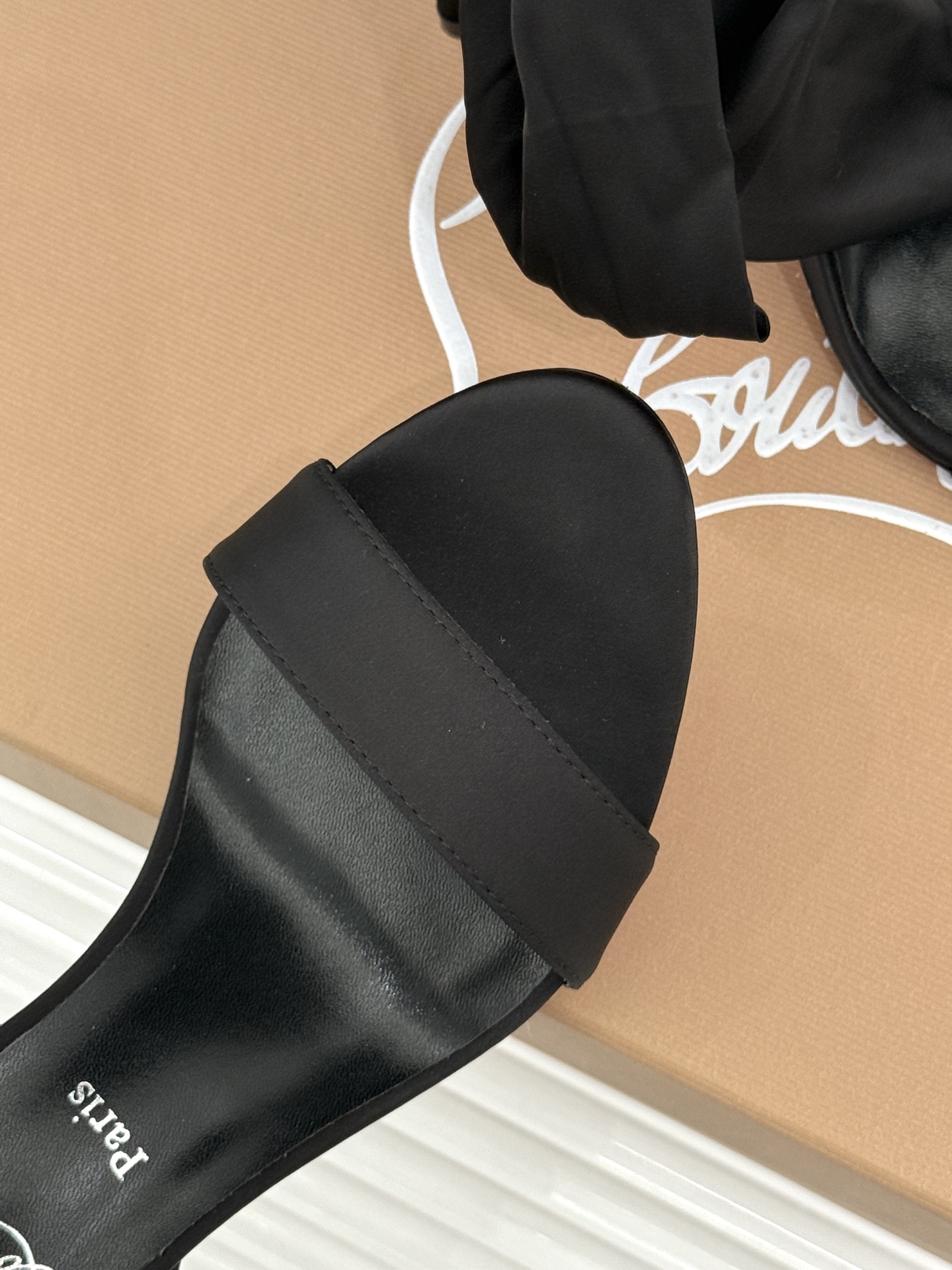 ChristinLouboutin/CL26WF新品彩色真丝蝴蝶结绑带高跟凉鞋把春日繁花揉进真丝里彩色缎 ChristinLouboutin/CL26WF新品彩色真丝蝴蝶结绑带高跟凉鞋把春日繁花揉进真丝里彩色缎
