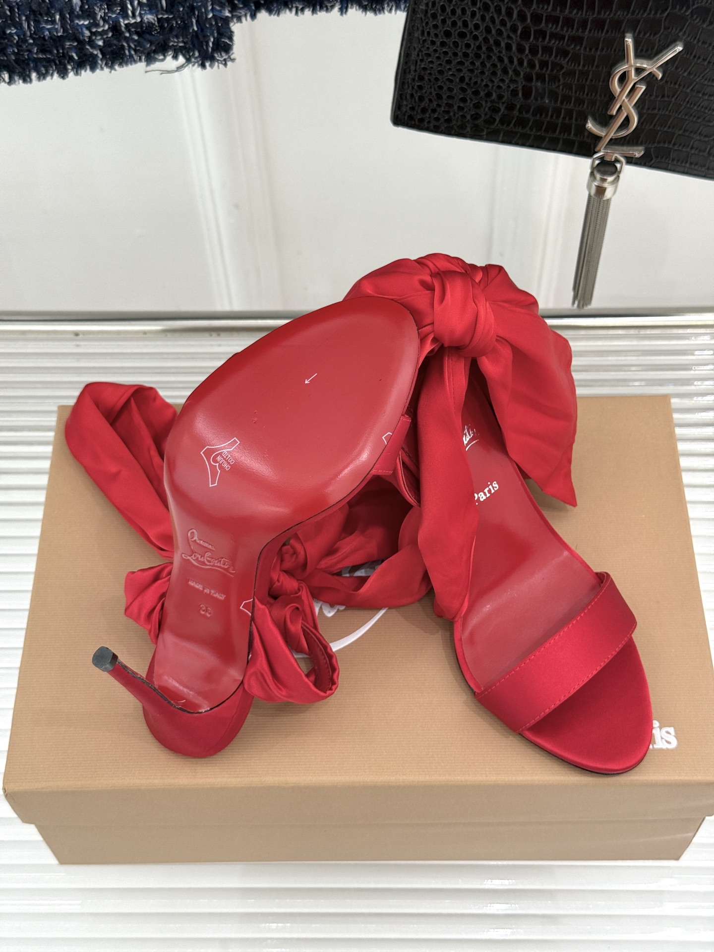 ChristinLouboutin/CL26WF新品彩色真丝蝴蝶结绑带高跟凉鞋把春日繁花揉进真丝里彩色缎 ChristinLouboutin/CL26WF新品彩色真丝蝴蝶结绑带高跟凉鞋把春日繁花揉进真丝里彩色缎