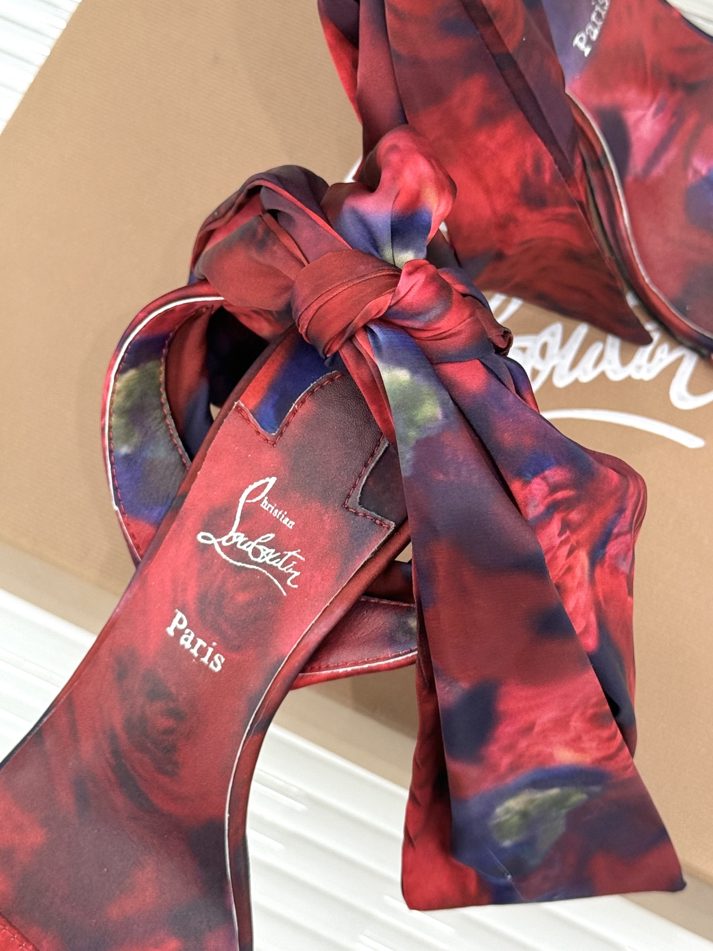 ChristinLouboutin/CL26WF新品彩色真丝蝴蝶结绑带高跟凉鞋把春日繁花揉进真丝里彩色缎 ChristinLouboutin/CL26WF新品彩色真丝蝴蝶结绑带高跟凉鞋把春日繁花揉进真丝里彩色缎