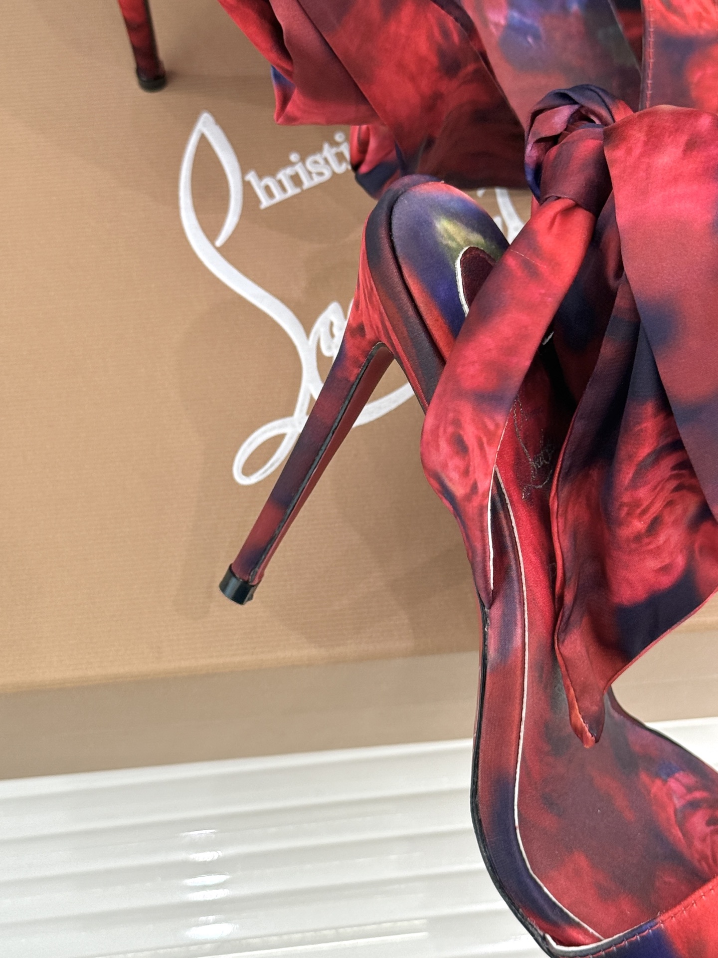 ChristinLouboutin/CL26WF新品彩色真丝蝴蝶结绑带高跟凉鞋把春日繁花揉进真丝里彩色缎 ChristinLouboutin/CL26WF新品彩色真丝蝴蝶结绑带高跟凉鞋把春日繁花揉进真丝里彩色缎