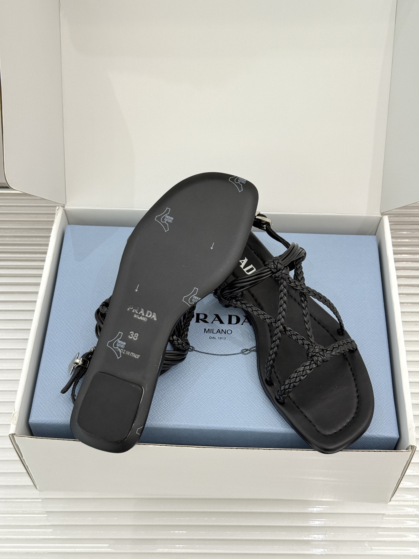 (原版飞机盒+10)Prada/普拉达26WF新品复古编织平底凉鞋手工编织重绎复古美学进口拉菲草织就肌理 (原版飞机盒+10)Prada/普拉达26WF新品复古编织平底凉鞋手工编织重绎复古美学进口拉菲草织就肌理