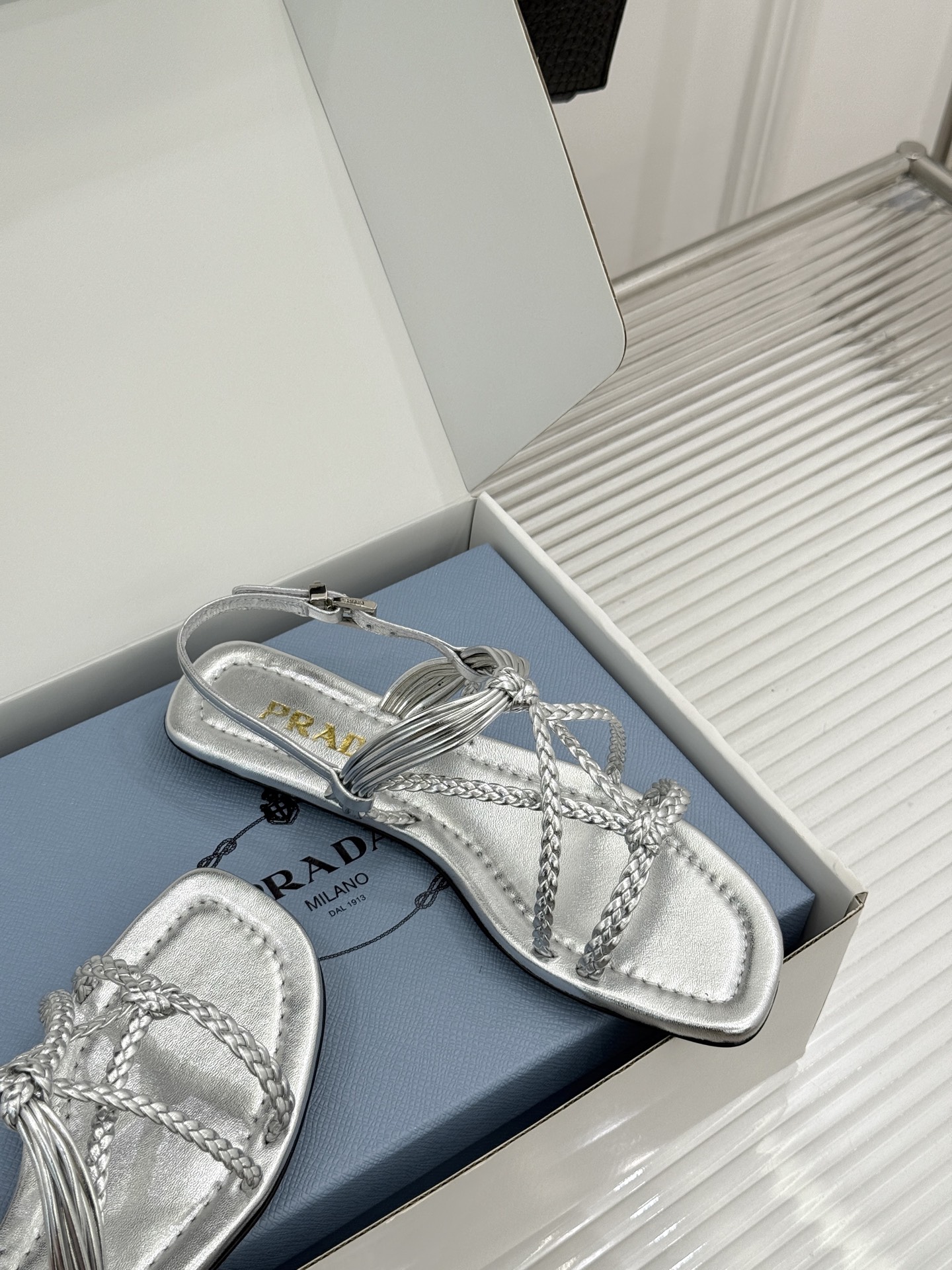 (原版飞机盒+10)Prada/普拉达26WF新品复古编织平底凉鞋手工编织重绎复古美学进口拉菲草织就肌理 (原版飞机盒+10)Prada/普拉达26WF新品复古编织平底凉鞋手工编织重绎复古美学进口拉菲草织就肌理
