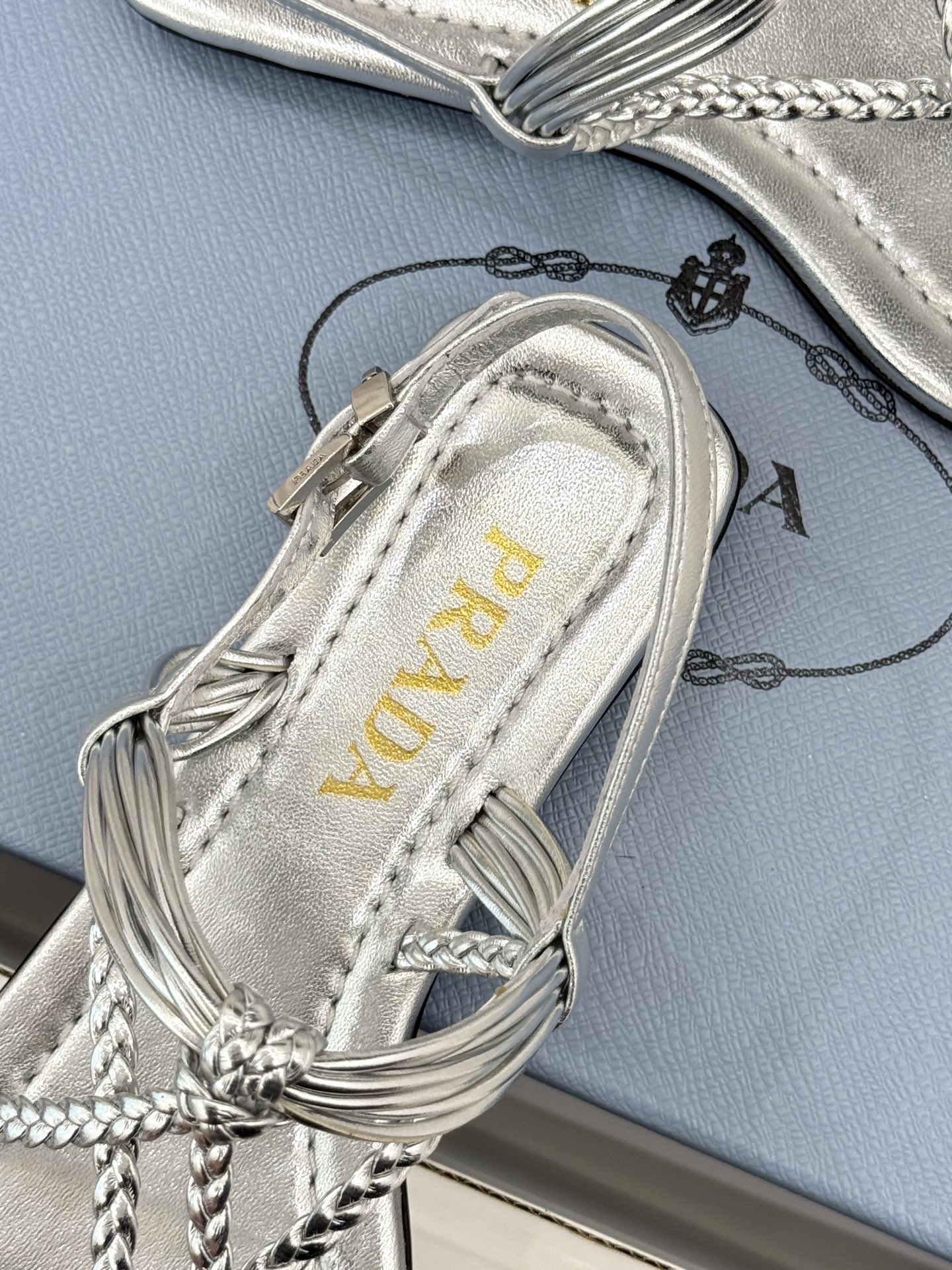 (原版飞机盒+10)Prada/普拉达26WF新品复古编织平底凉鞋手工编织重绎复古美学进口拉菲草织就肌理 (原版飞机盒+10)Prada/普拉达26WF新品复古编织平底凉鞋手工编织重绎复古美学进口拉菲草织就肌理