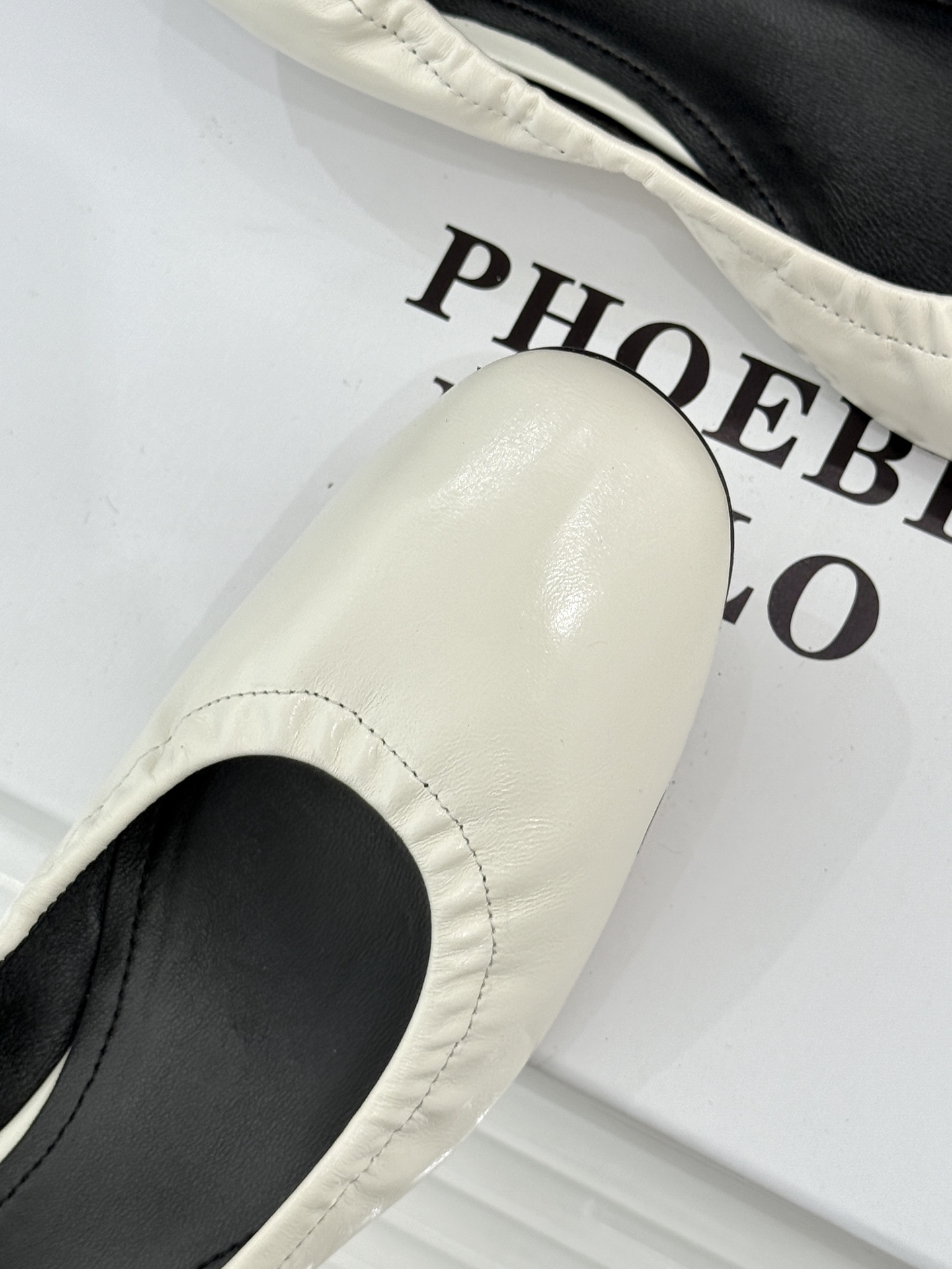 phoebe 26WF新品极简褶皱收边猫跟单鞋极简女王的温柔笔触褶皱收边藏着克制美学4.5cm猫跟踩出优 phoebe 26WF新品极简褶皱收边猫跟单鞋极简女王的温柔笔触褶皱收边藏着克制美学4.5cm猫跟踩出优