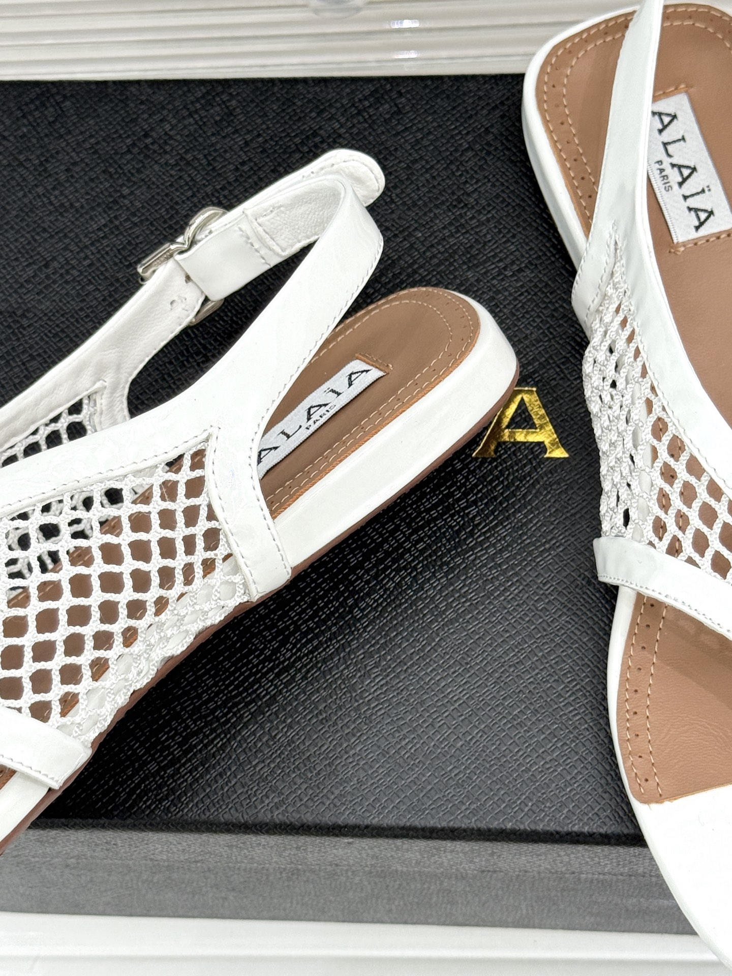 ALAÏA/阿莱亚26WF新品复古网面夹脚凉鞋阿莱亚26WF终章之作复古网面重绎经典美学菱格镂空织就呼吸 ALAÏA/阿莱亚26WF新品复古网面夹脚凉鞋阿莱亚26WF终章之作复古网面重绎经典美学菱格镂空织就呼吸