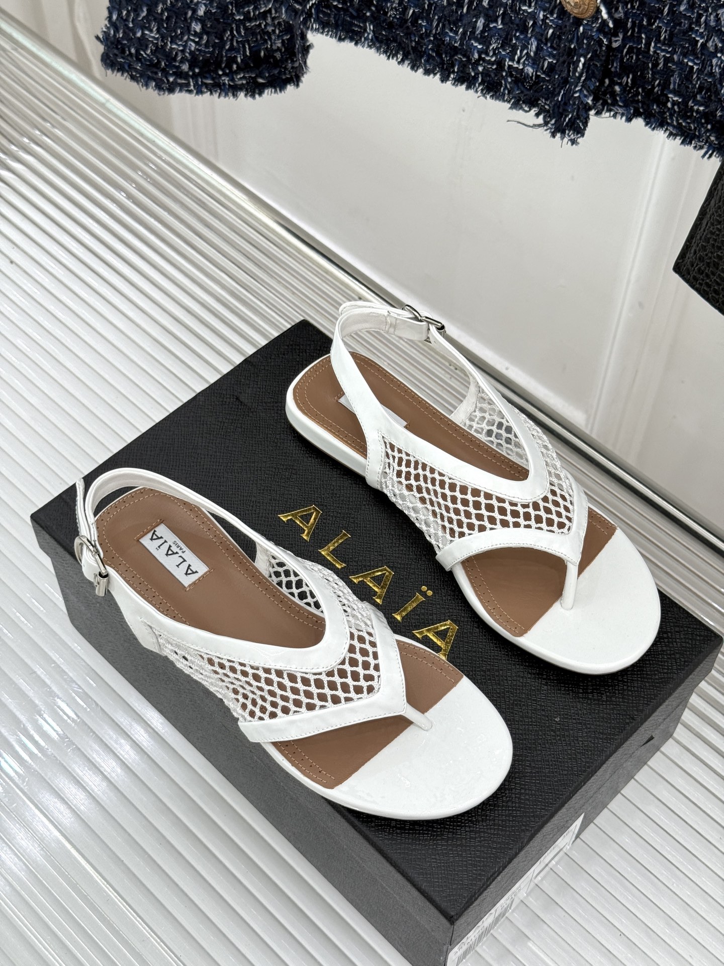 ALAÏA/阿莱亚26WF新品复古网面夹脚凉鞋阿莱亚26WF终章之作复古网面重绎经典美学菱格镂空织就呼吸 ALAÏA/阿莱亚26WF新品复古网面夹脚凉鞋阿莱亚26WF终章之作复古网面重绎经典美学菱格镂空织就呼吸