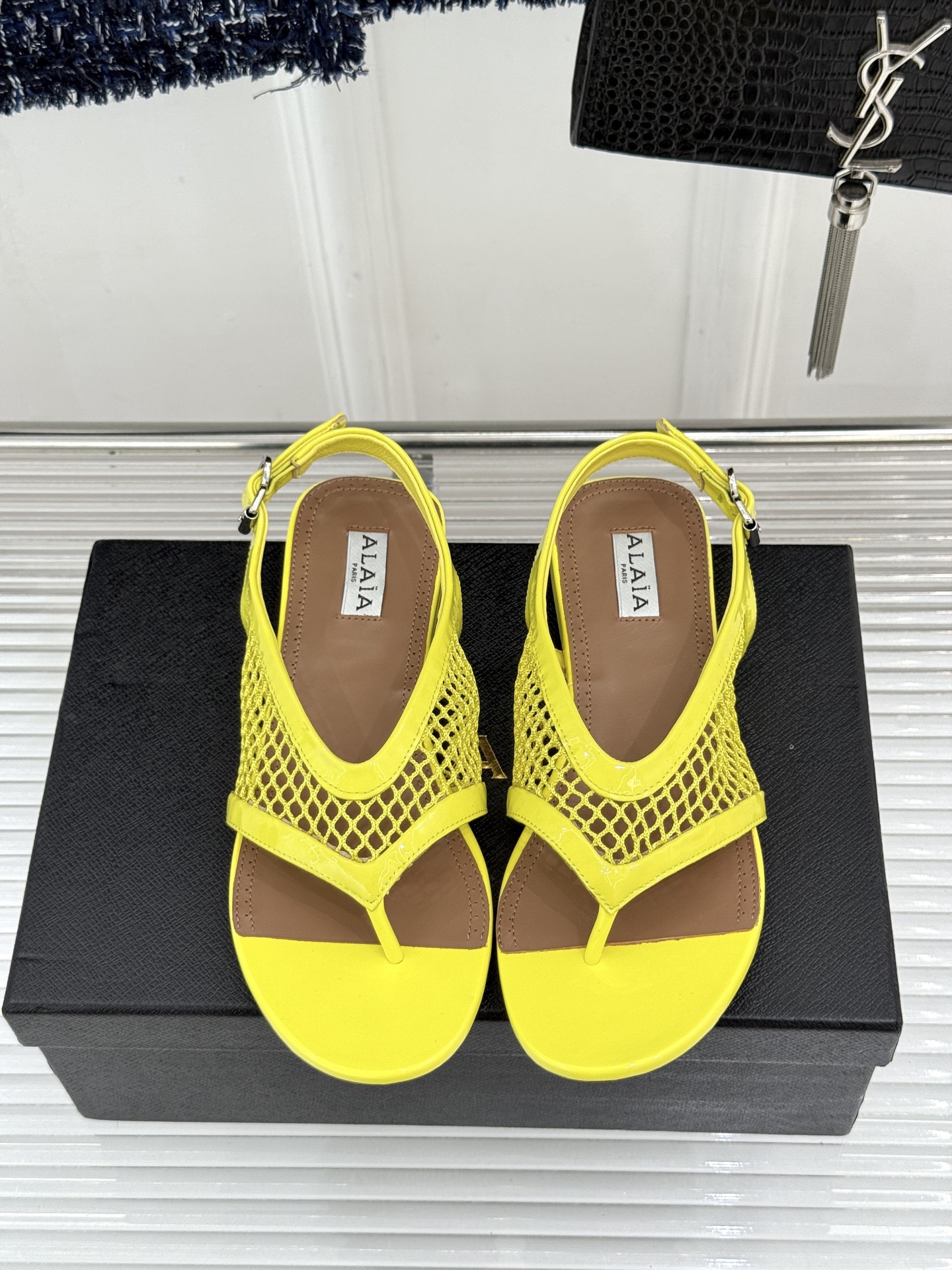 ALAÏA/阿莱亚26WF新品复古网面夹脚凉鞋阿莱亚26WF终章之作复古网面重绎经典美学菱格镂空织就呼吸 ALAÏA/阿莱亚26WF新品复古网面夹脚凉鞋阿莱亚26WF终章之作复古网面重绎经典美学菱格镂空织就呼吸
