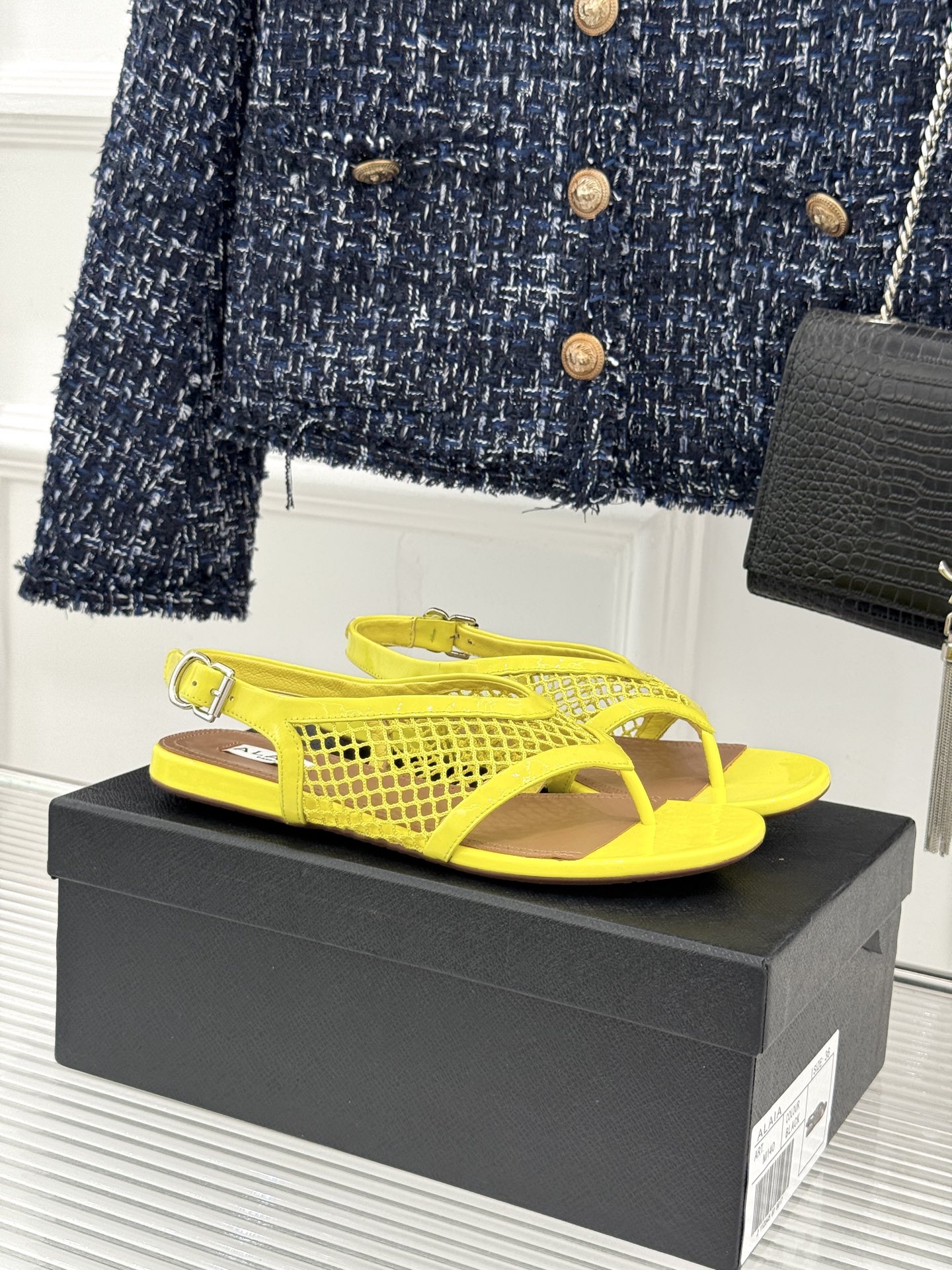 ALAÏA/阿莱亚26WF新品复古网面夹脚凉鞋阿莱亚26WF终章之作复古网面重绎经典美学菱格镂空织就呼吸