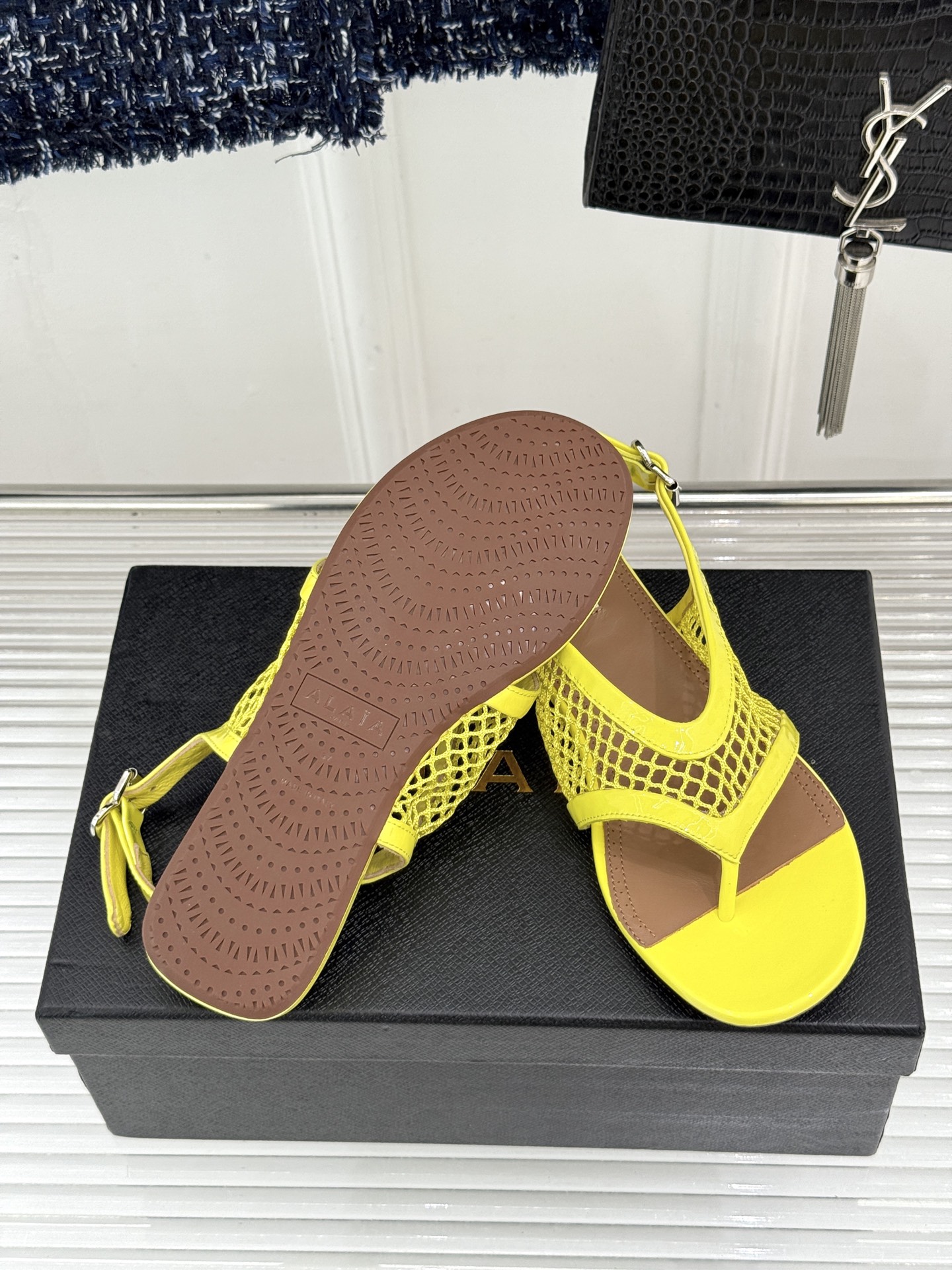 ALAÏA/阿莱亚26WF新品复古网面夹脚凉鞋阿莱亚26WF终章之作复古网面重绎经典美学菱格镂空织就呼吸 ALAÏA/阿莱亚26WF新品复古网面夹脚凉鞋阿莱亚26WF终章之作复古网面重绎经典美学菱格镂空织就呼吸