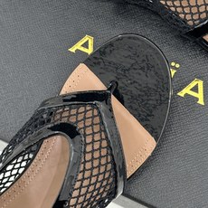 ALAÏA/阿莱亚26WF新品复古网面夹脚凉鞋阿莱亚26WF终章之作复古网面重绎经典美学菱格镂空织就呼吸 ALAÏA/阿莱亚26WF新品复古网面夹脚凉鞋阿莱亚26WF终章之作复古网面重绎经典美学菱格镂空织就呼吸