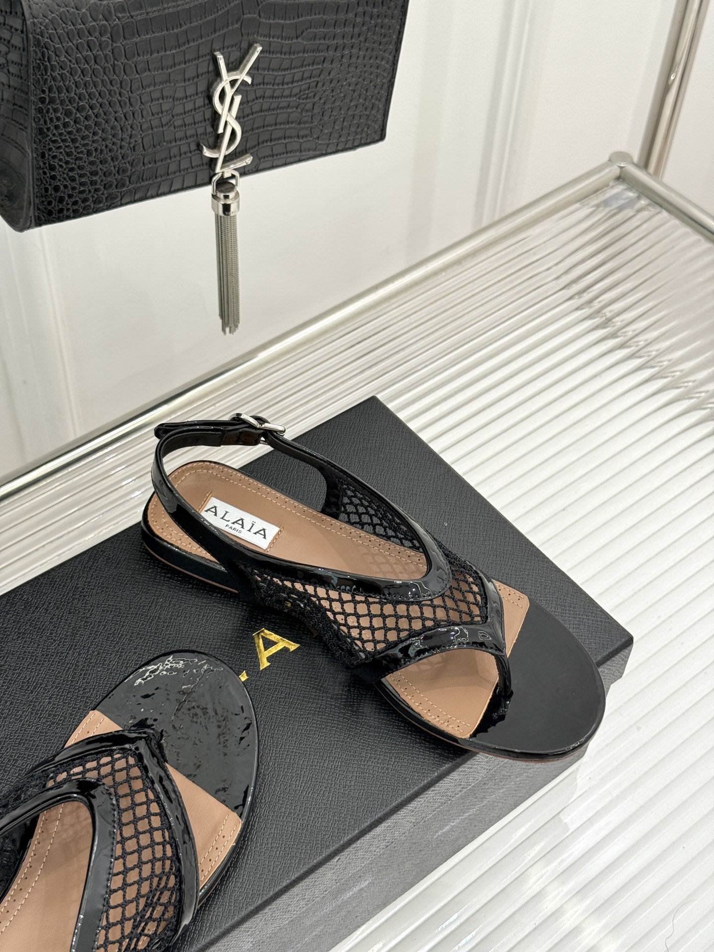 ALAÏA/阿莱亚26WF新品复古网面夹脚凉鞋阿莱亚26WF终章之作复古网面重绎经典美学菱格镂空织就呼吸 ALAÏA/阿莱亚26WF新品复古网面夹脚凉鞋阿莱亚26WF终章之作复古网面重绎经典美学菱格镂空织就呼吸