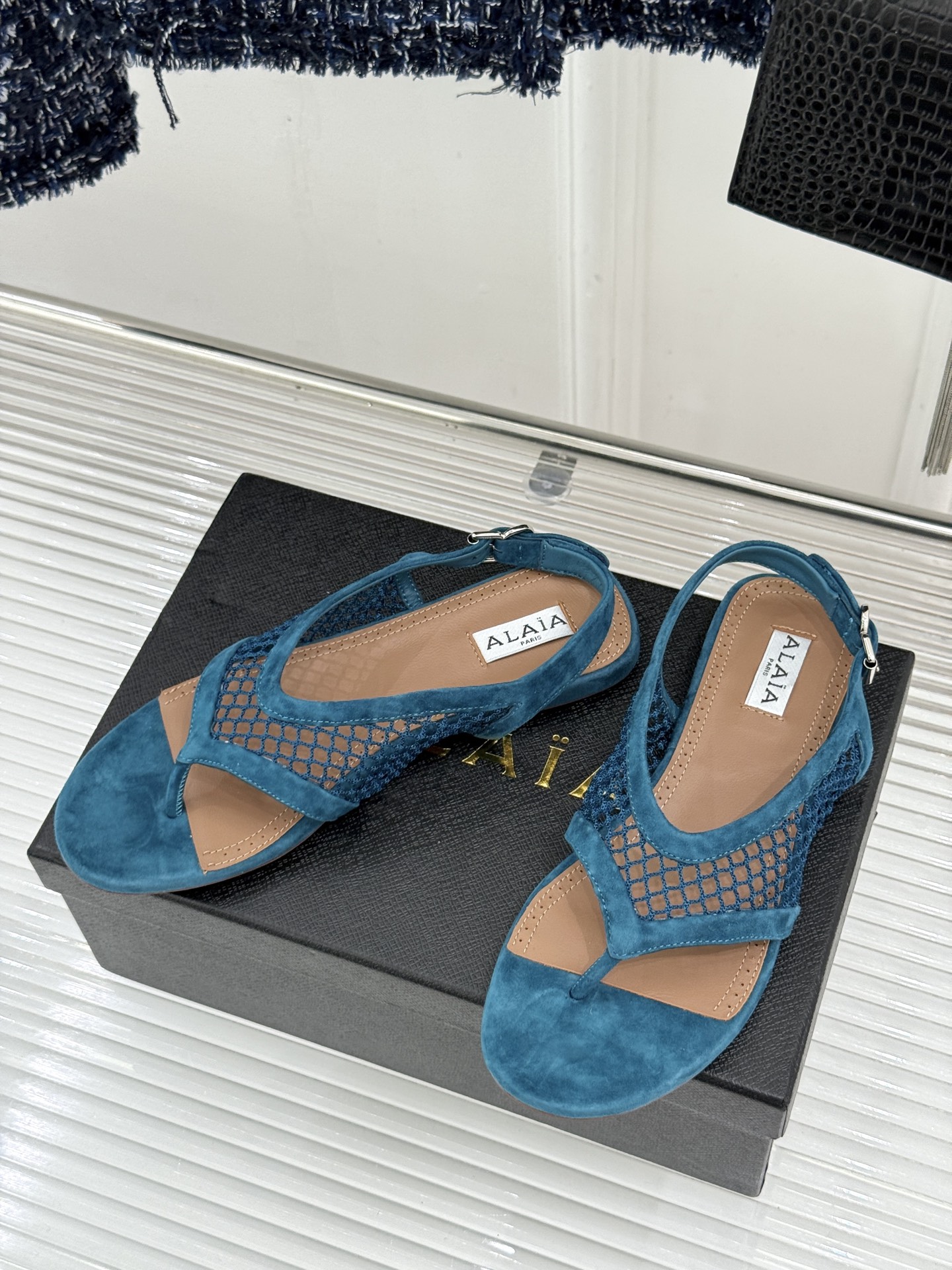 ALAÏA/阿莱亚26WF新品复古网面夹脚凉鞋阿莱亚26WF终章之作复古网面重绎经典美学菱格镂空织就呼吸 ALAÏA/阿莱亚26WF新品复古网面夹脚凉鞋阿莱亚26WF终章之作复古网面重绎经典美学菱格镂空织就呼吸