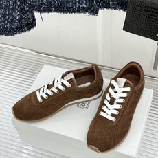 TOTEME 26WF新品绒面休闲运动鞋(阿甘/德训款)以斯德哥尔摩极简重塑复古运动风。意大利柔润牛绒面 TOTEME 26WF新品绒面休闲运动鞋(阿甘/德训款)以斯德哥尔摩极简重塑复古运动风。意大利柔润牛绒面