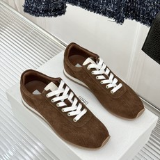 TOTEME 26WF新品绒面休闲运动鞋(阿甘/德训款)以斯德哥尔摩极简重塑复古运动风。意大利柔润牛绒面 TOTEME 26WF新品绒面休闲运动鞋(阿甘/德训款)以斯德哥尔摩极简重塑复古运动风。意大利柔润牛绒面