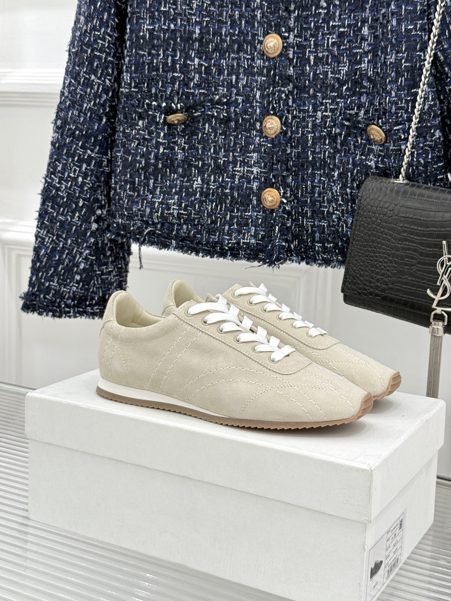 NO:876892,TOTEME 26WF new suede casual sneakers (Forrest Gump/De Xun model) reshape the retro sports style with Stockholm minimalism. The soft Italian cow suede surface is delicate and skin-friendly. The low-cut and clean lines reproduce the classic silhouette. The no redundant decoration shows coolness and high-end. The same color stitching and invisible embossed logo are low-key luxury. Cushioned leather lining + flexible rubber outsole. Suitable for skirts and trousers, seamless switching between commuting and leisure.  The slip-on lace-up design is casual and comfortable, blending quiet luxury style into every step. It does not follow trends, is durable and durable, and is a minimalist style item that shows taste in all seasons. size35-39 (40 customized), casual shoes/sports shoes, sneakers, skirts19860909TOTEME 26WF新品绒面休闲 运动鞋（阿甘/德训款） 以斯德哥尔摩极简重塑复古运动风. 意大利柔润牛绒面细腻亲肤 低帮利落线条复刻经典轮廓 无冗余装饰尽显清冷高级 . 同色系缝线与隐形压纹logo 低调藏奢. 软垫真皮内里+柔韧橡胶大底 适配裙装、裤装 通勤休闲无缝切换. 一脚蹬系带设计随性自在 把静奢风骨融于步履间. 不逐潮流、耐穿耐看 是穿四季都显品位的极简质感单品. size35-39（40定制）,休闲鞋/运动鞋,sneakers,skirts,Women's Shoes