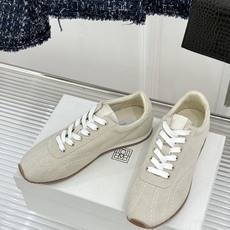 TOTEME 26WF新品绒面休闲运动鞋(阿甘/德训款)以斯德哥尔摩极简重塑复古运动风。意大利柔润牛绒面 TOTEME 26WF新品绒面休闲运动鞋(阿甘/德训款)以斯德哥尔摩极简重塑复古运动风。意大利柔润牛绒面