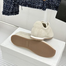 TOTEME 26WF新品绒面休闲运动鞋(阿甘/德训款)以斯德哥尔摩极简重塑复古运动风。意大利柔润牛绒面 TOTEME 26WF新品绒面休闲运动鞋(阿甘/德训款)以斯德哥尔摩极简重塑复古运动风。意大利柔润牛绒面