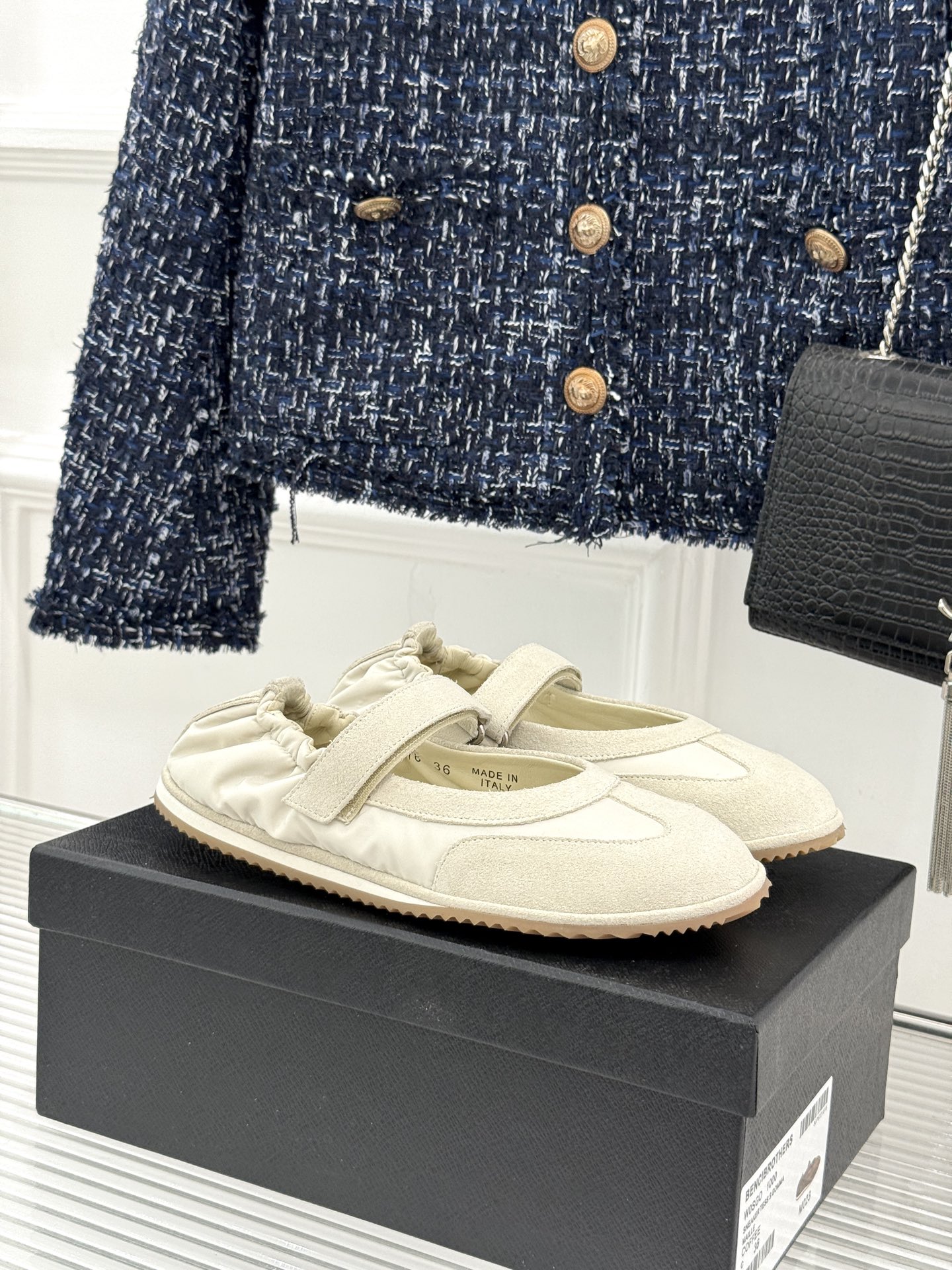 NO:876897,The Row 26WF new Velcro ballet shoes casual moral training Mary Jane shoes are the ultimate expression of minimalism. Velcro ballet shoes are gentle and casual. The moral training model injects a sense of relaxed movement. Mary Jane reinterprets the classic college style. Italian hand-tanned leather fits every inch of skin like a cloud. The logo-free design shows high taste. The matte texture comes with a cooling filter. The round toe box accommodates various foot types. The rubber outsole is both comfortable and wear-resistant. From commuting to the workplace to weekend strolls.  A pair of shoes is suitable for all daily scenes. It is unobtrusive but has a strong aura. This is the real low-key luxury. The simpler, the more it can withstand time. The Row's eternal aesthetic ceiling. An indispensable classic in the shoe cabinet. Wearing it makes you walk with a sense of luxury. size35-39 (40 customized) No. 89620260530, ballet shoes, mary jane19860909The Row 26WF新品魔术贴 芭蕾舞鞋休闲德训玛丽珍鞋 极简主义的终极表达 魔术贴芭蕾鞋温柔又随性 德训款注入松弛运动感 玛丽珍重绎经典学院风 意大利手工鞣制的皮革 如云朵般贴合每一寸肌肤 无logo设计彰显高级品味 哑光质感自带清冷滤镜 圆润鞋头包容各种脚型 橡胶大底兼顾舒适与耐磨 从通勤职场到周末漫步 一双鞋适配所有日常场景 不张扬却自带强大气场 这才是真正的低调奢华 越简单越能经得起时间 The Row永远的审美天花板 鞋柜里不可或缺的经典款 穿上就是行走的高级感 size35-39（40定制） 编号89620260530,芭蕾舞鞋,mary jane,Women's Shoes
