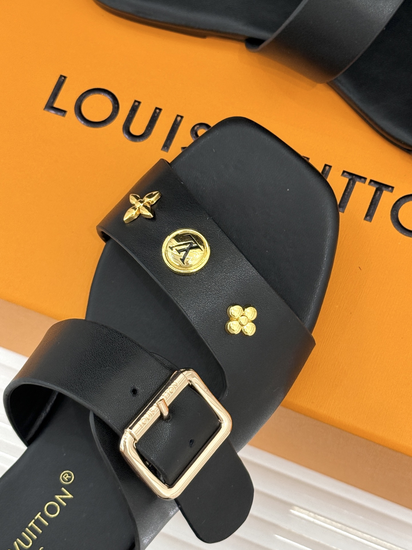 L*V驴家26WF新品金属扣方头平底拖鞋驴家春夏第一双本命拖方头线条利落又显贵经典金属扣闪着冷光Mono