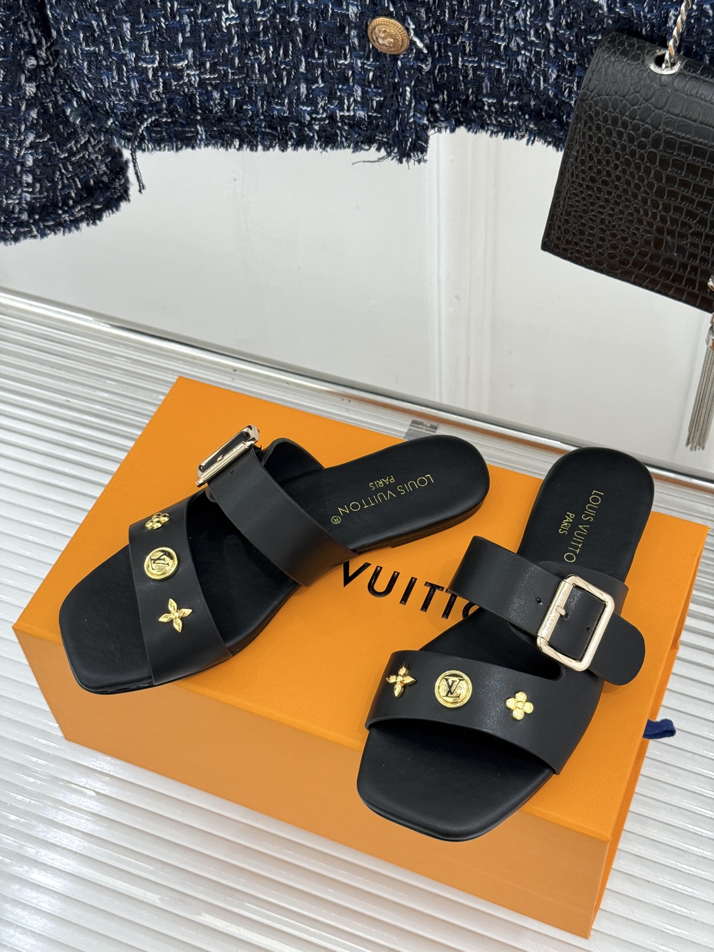 L*V驴家26WF新品金属扣方头平底拖鞋驴家春夏第一双本命拖方头线条利落又显贵经典金属扣闪着冷光Mono