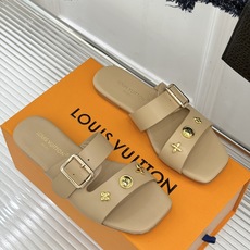 L*V驴家26WF新品金属扣方头平底拖鞋驴家春夏第一双本命拖方头线条利落又显贵经典金属扣闪着冷光Mono L*V驴家26WF新品金属扣方头平底拖鞋驴家春夏第一双本命拖方头线条利落又显贵经典金属扣闪着冷光Mono