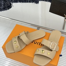 L*V驴家26WF新品金属扣方头平底拖鞋驴家春夏第一双本命拖方头线条利落又显贵经典金属扣闪着冷光Mono L*V驴家26WF新品金属扣方头平底拖鞋驴家春夏第一双本命拖方头线条利落又显贵经典金属扣闪着冷光Mono